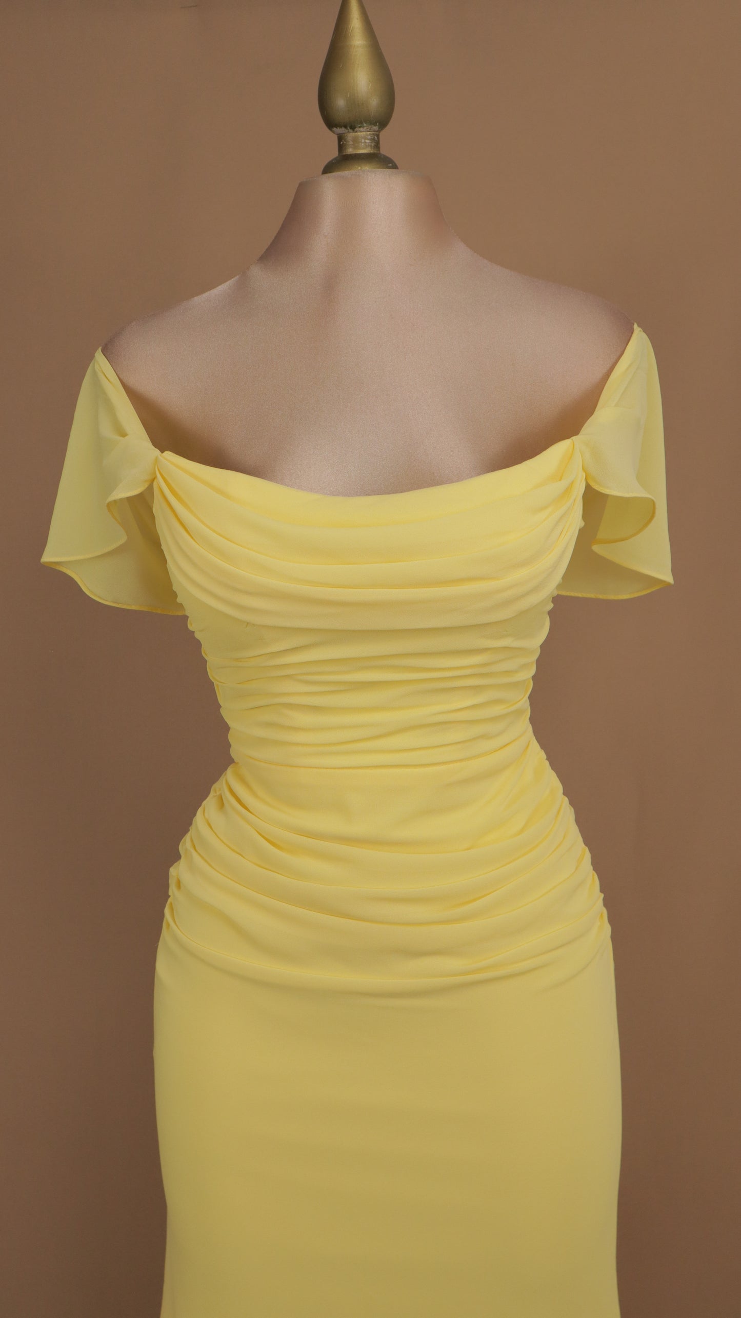 Vestido largo al hombro y plisado de chiffon