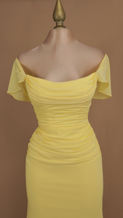 Vestido largo al hombro y plisado de chiffon