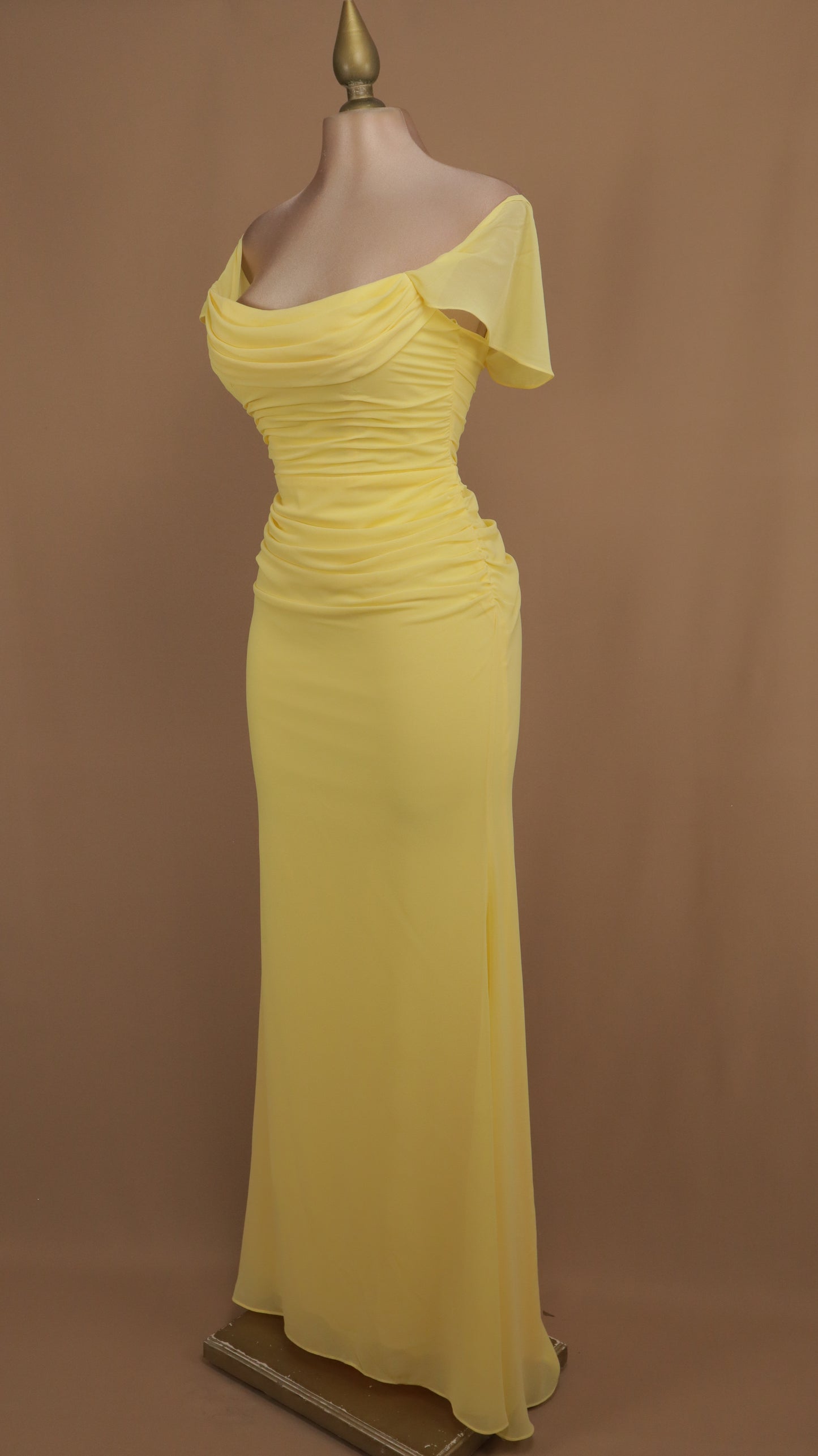 Vestido largo al hombro y plisado de chiffon