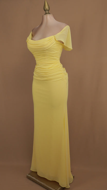 Vestido largo al hombro y plisado de chiffon