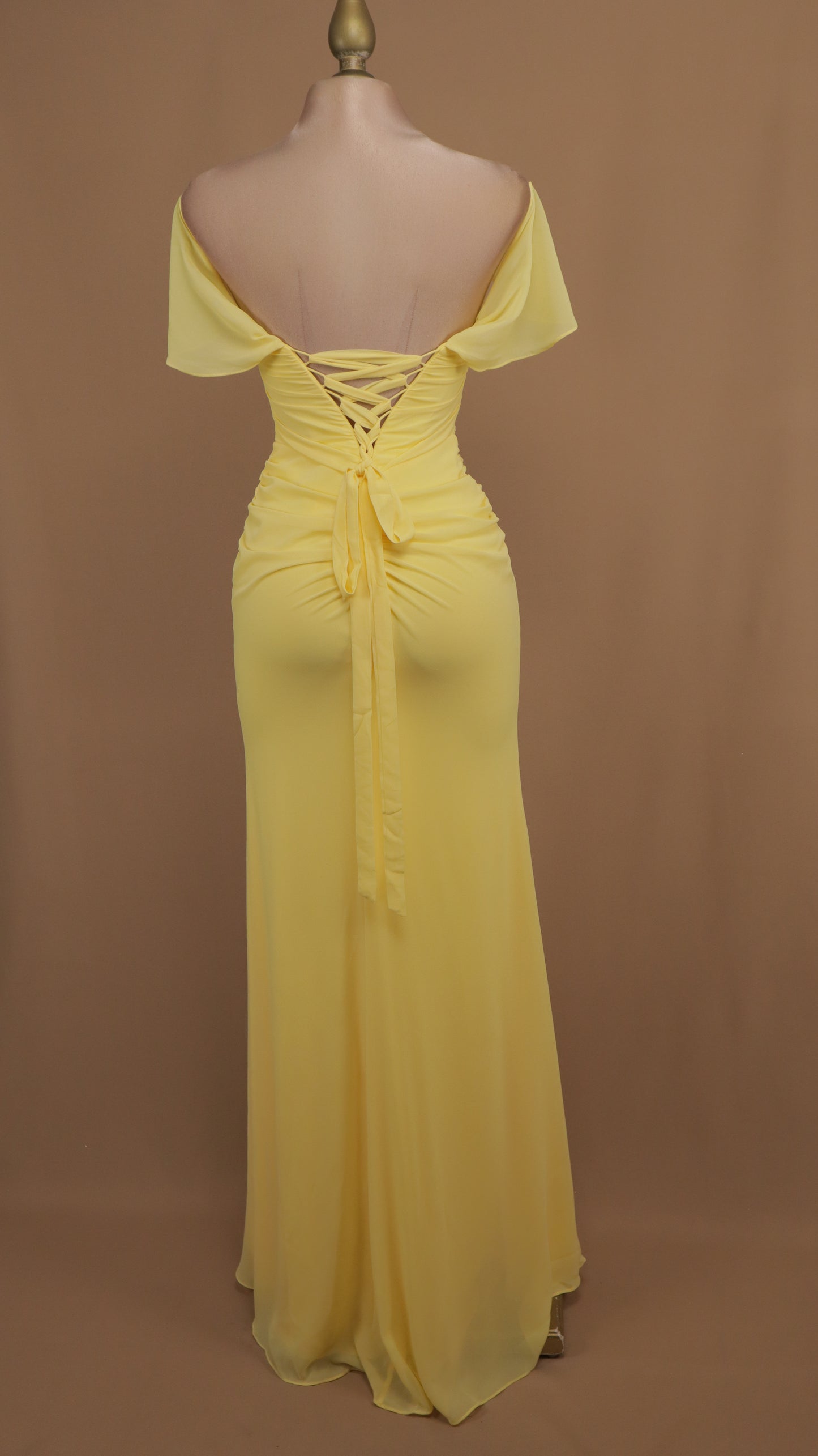 Vestido largo al hombro y plisado de chiffon