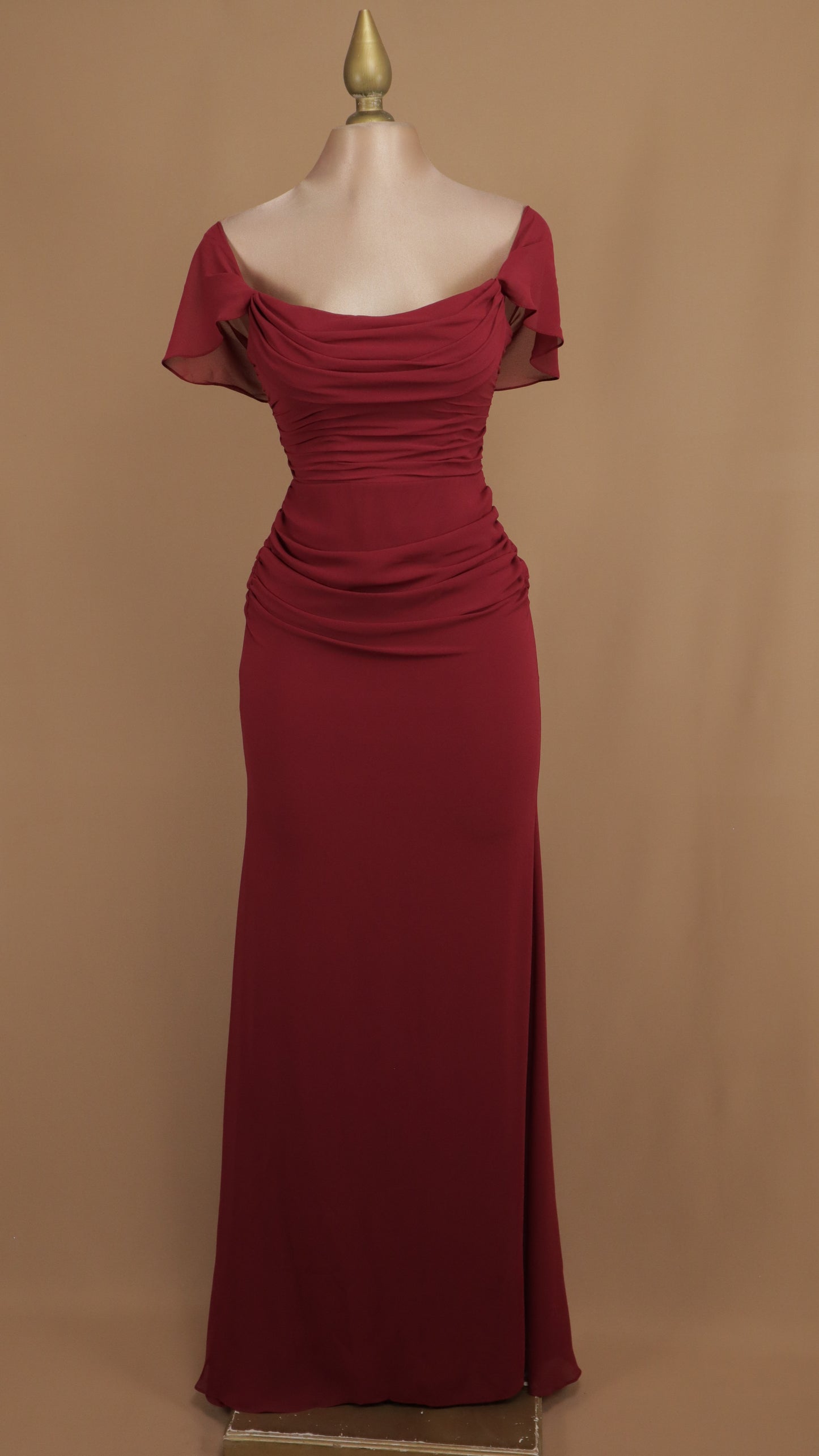 Vestido largo al hombro y plisado de chiffon