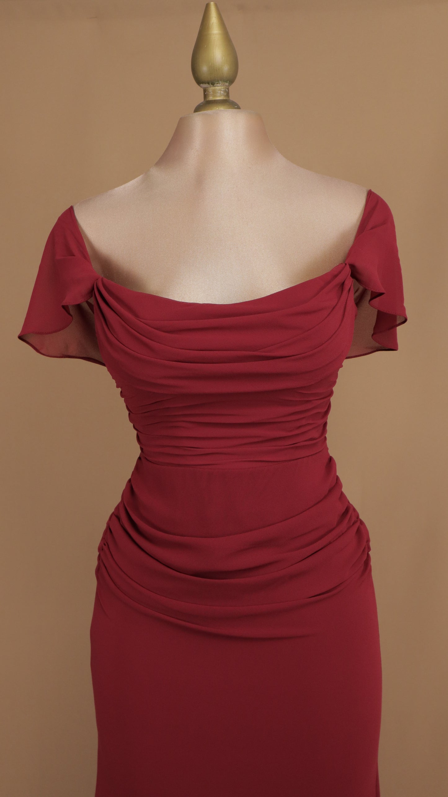 Vestido largo al hombro y plisado de chiffon