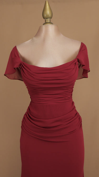 Vestido largo al hombro y plisado de chiffon