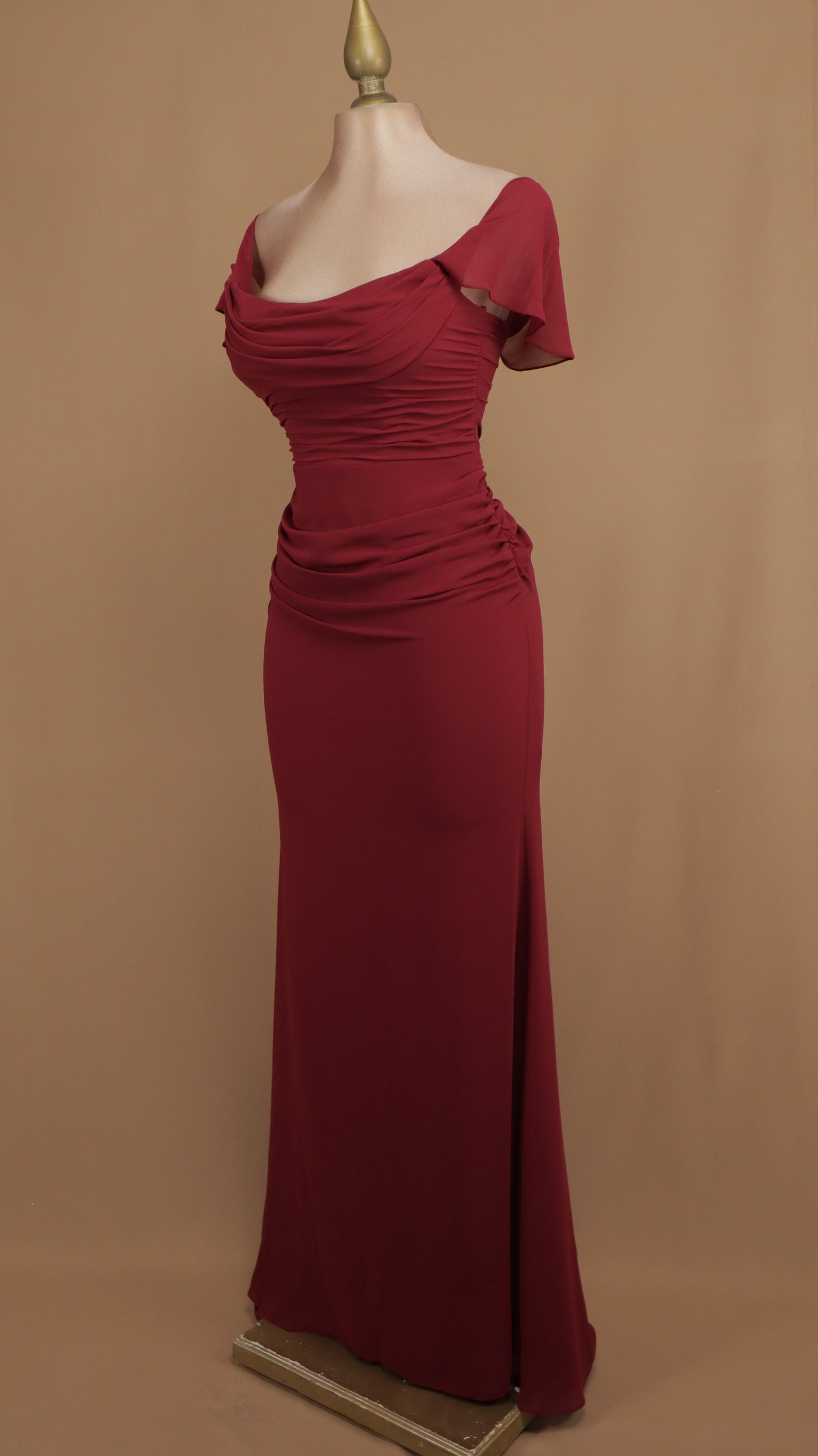 Vestido largo al hombro y plisado de chiffon