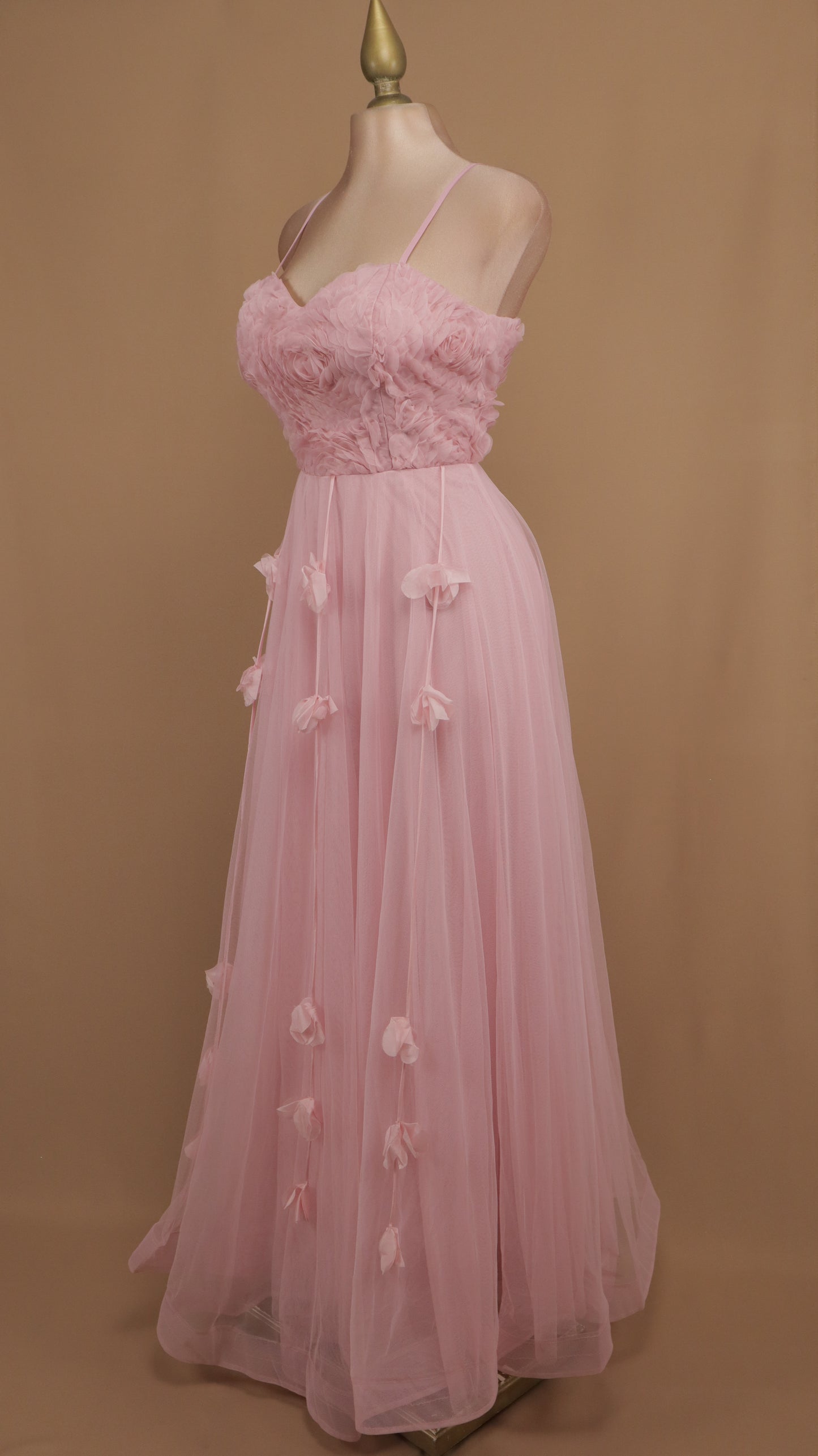 Vestido largo de tull con flor en 3D