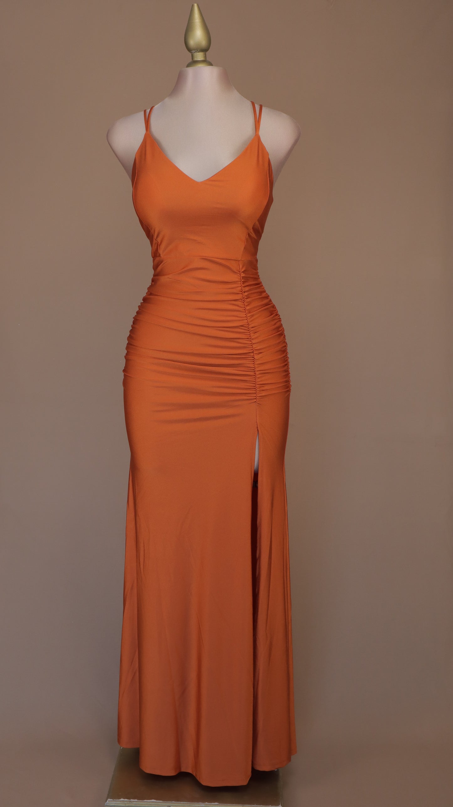 Vestido largo de licra con escote cruzado en la espalda