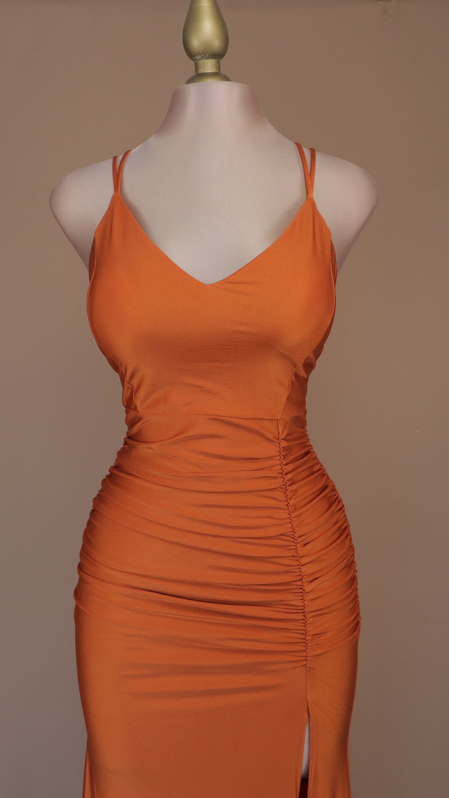 Vestido largo de licra con escote cruzado en la espalda