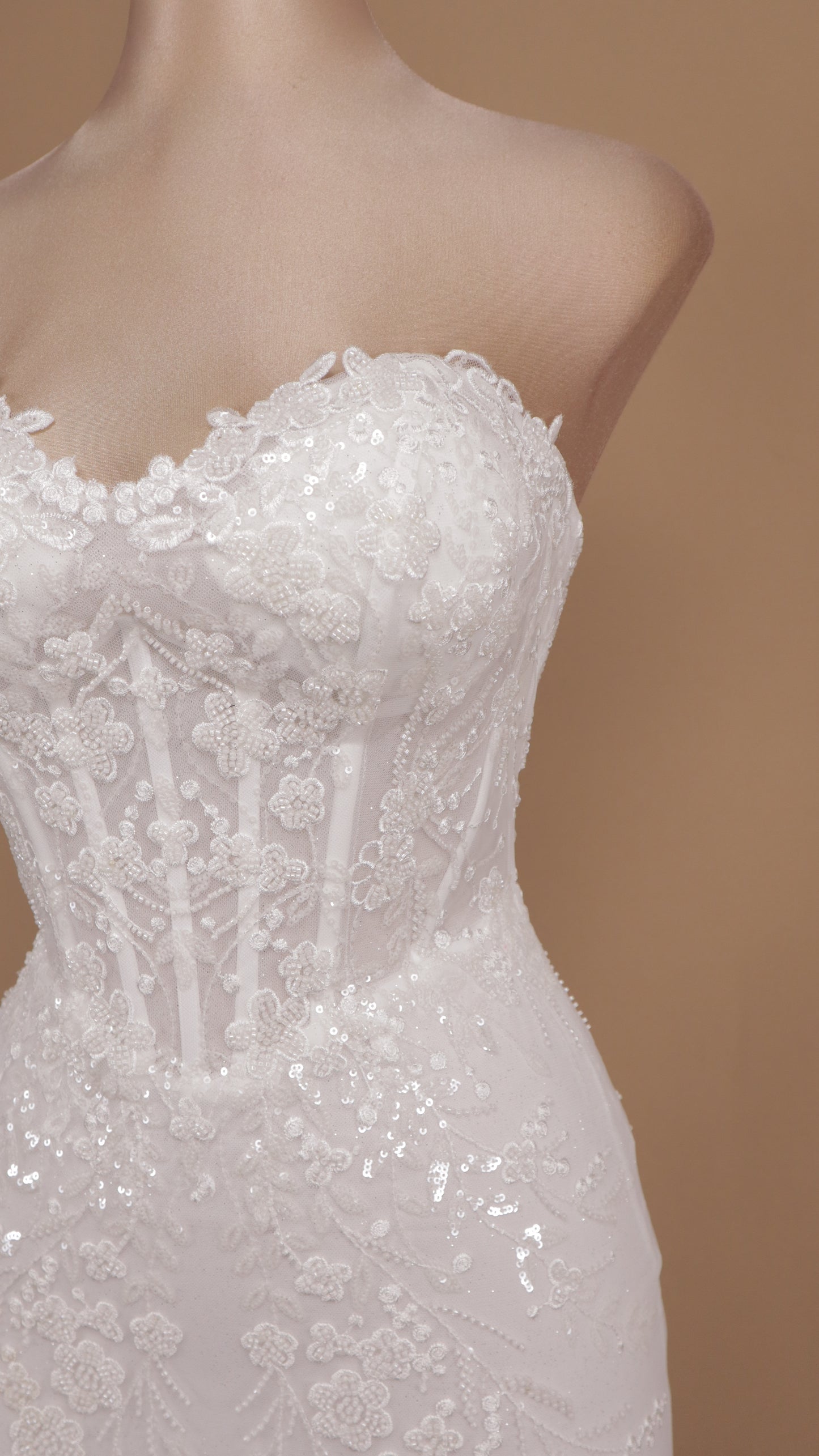 Vestido largo de novia estraple con aplicación