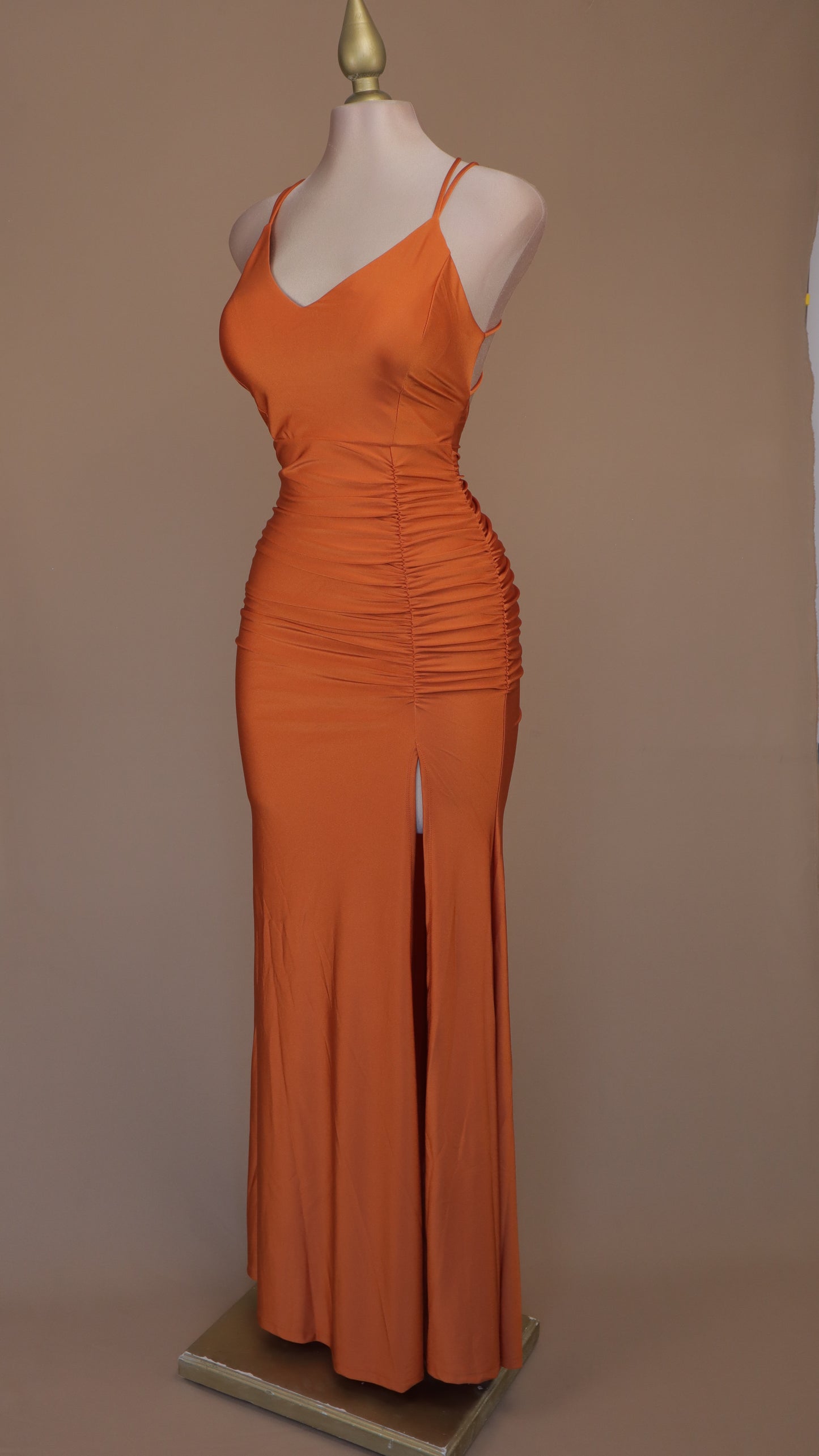Vestido largo de licra con escote cruzado en la espalda