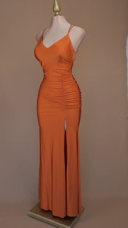 Vestido largo de licra con escote cruzado en la espalda