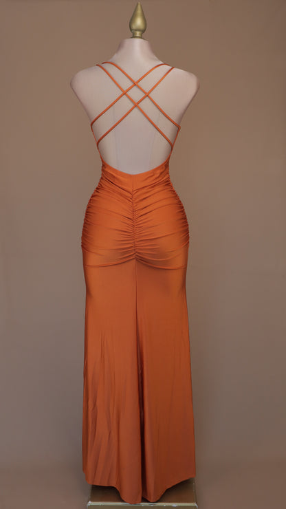 Vestido largo de licra con escote cruzado en la espalda