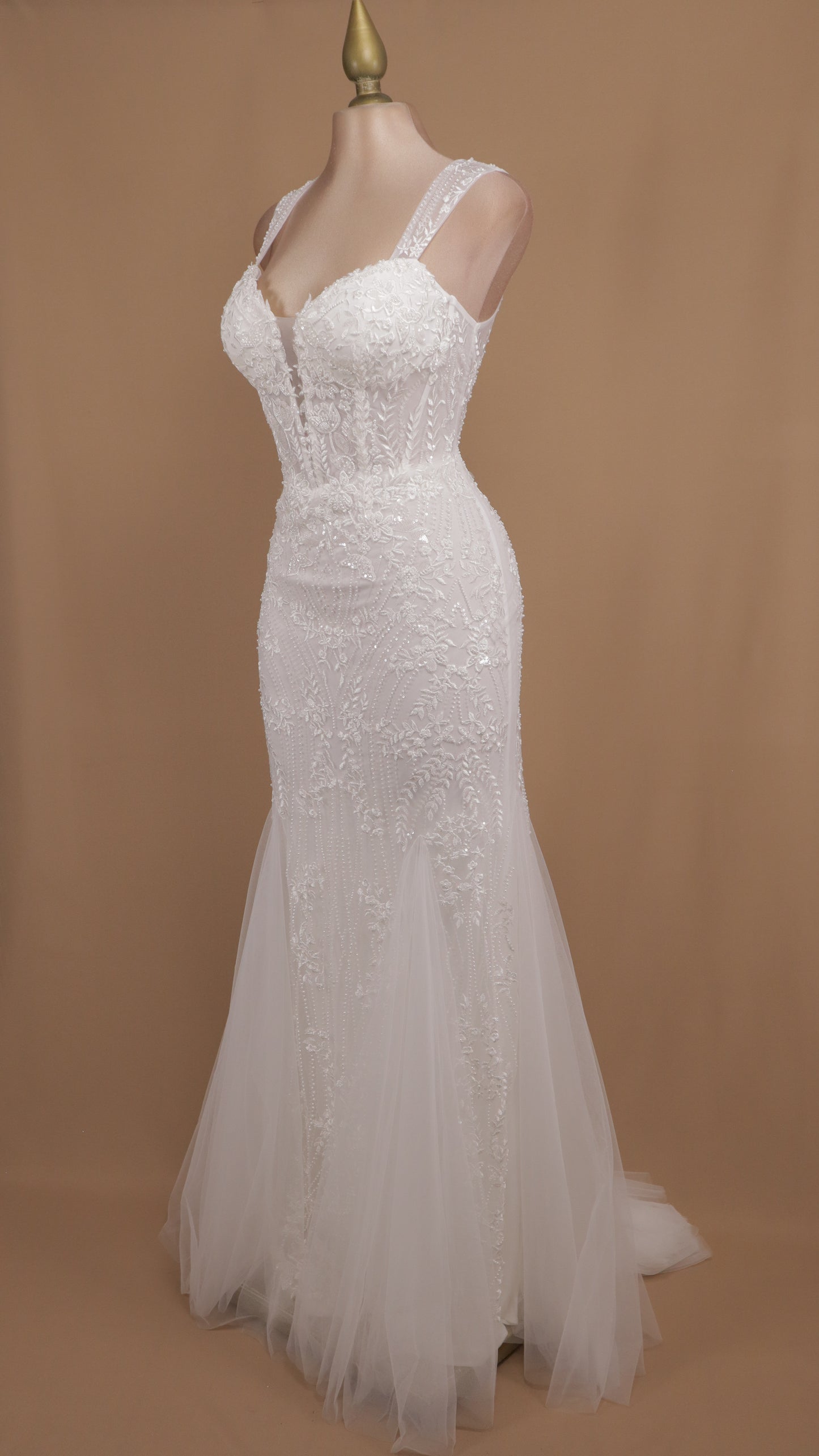 Vestido largo con tirantes y aplicación