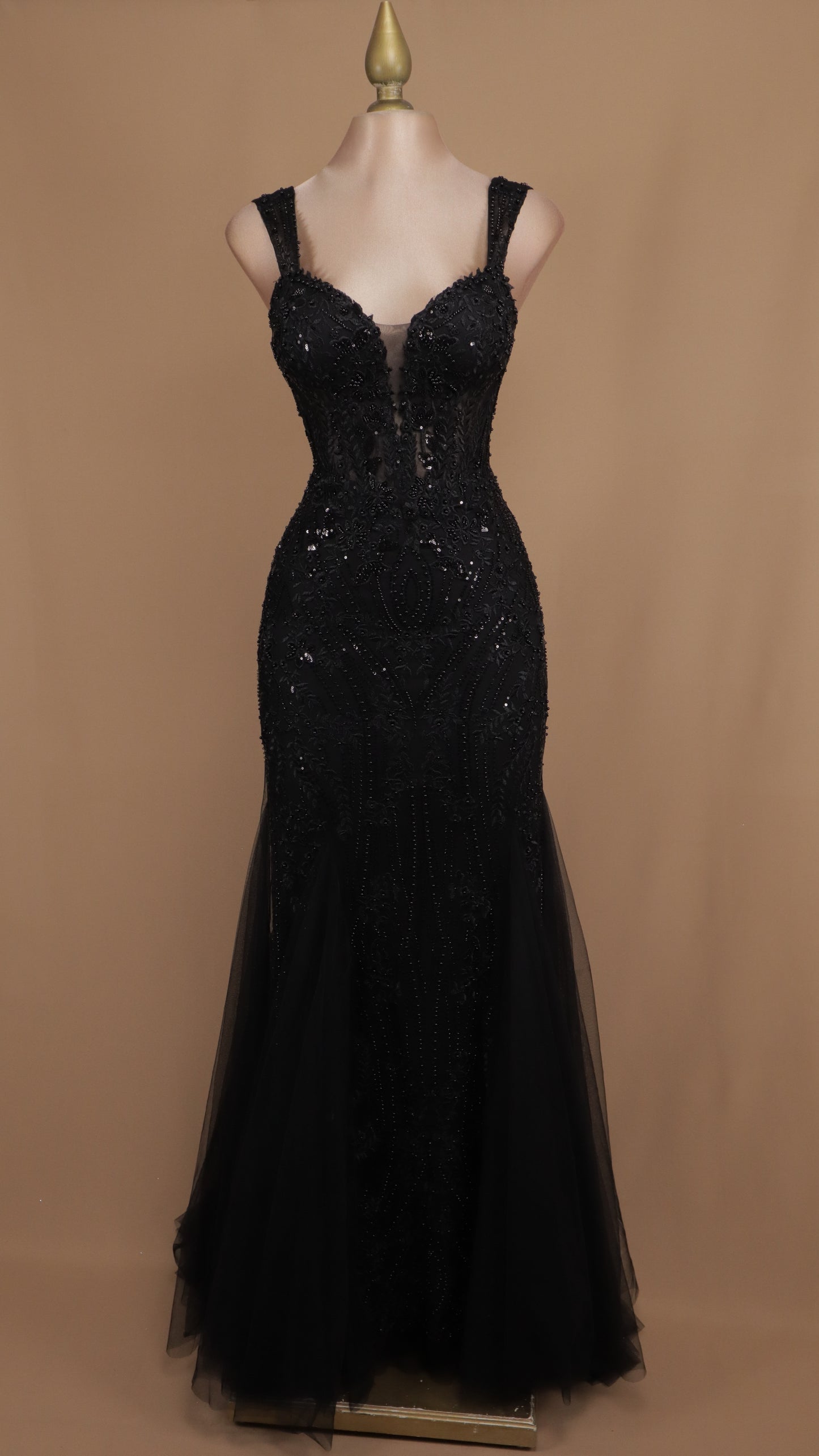 Vestido largo con tirantes y aplicación