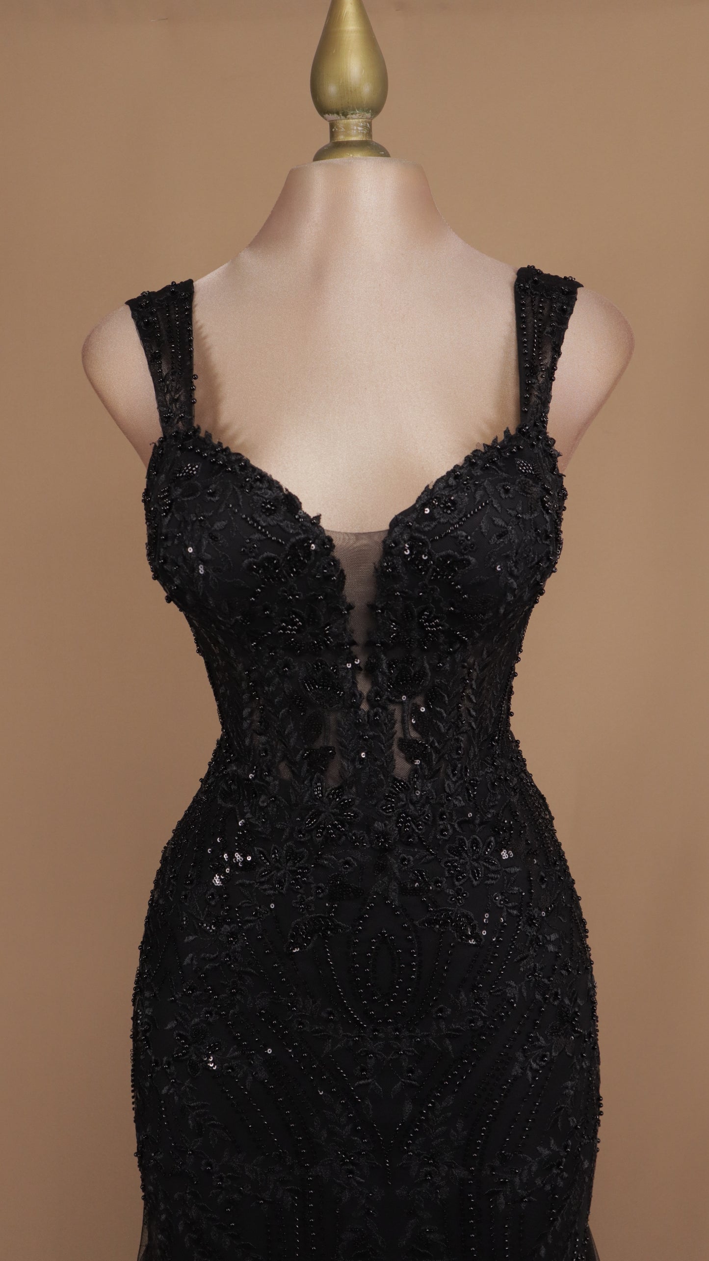 Vestido largo con tirantes y aplicación