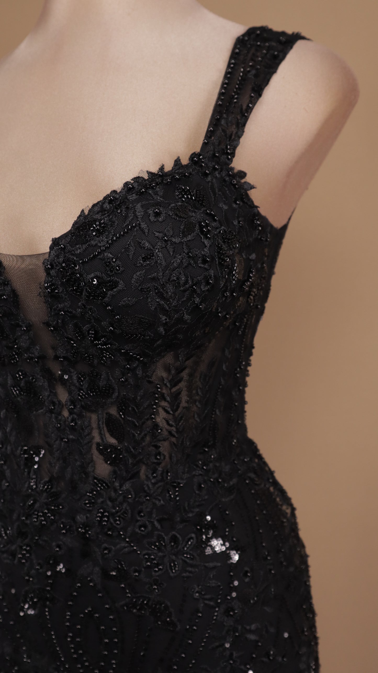 Vestido largo con tirantes y aplicación