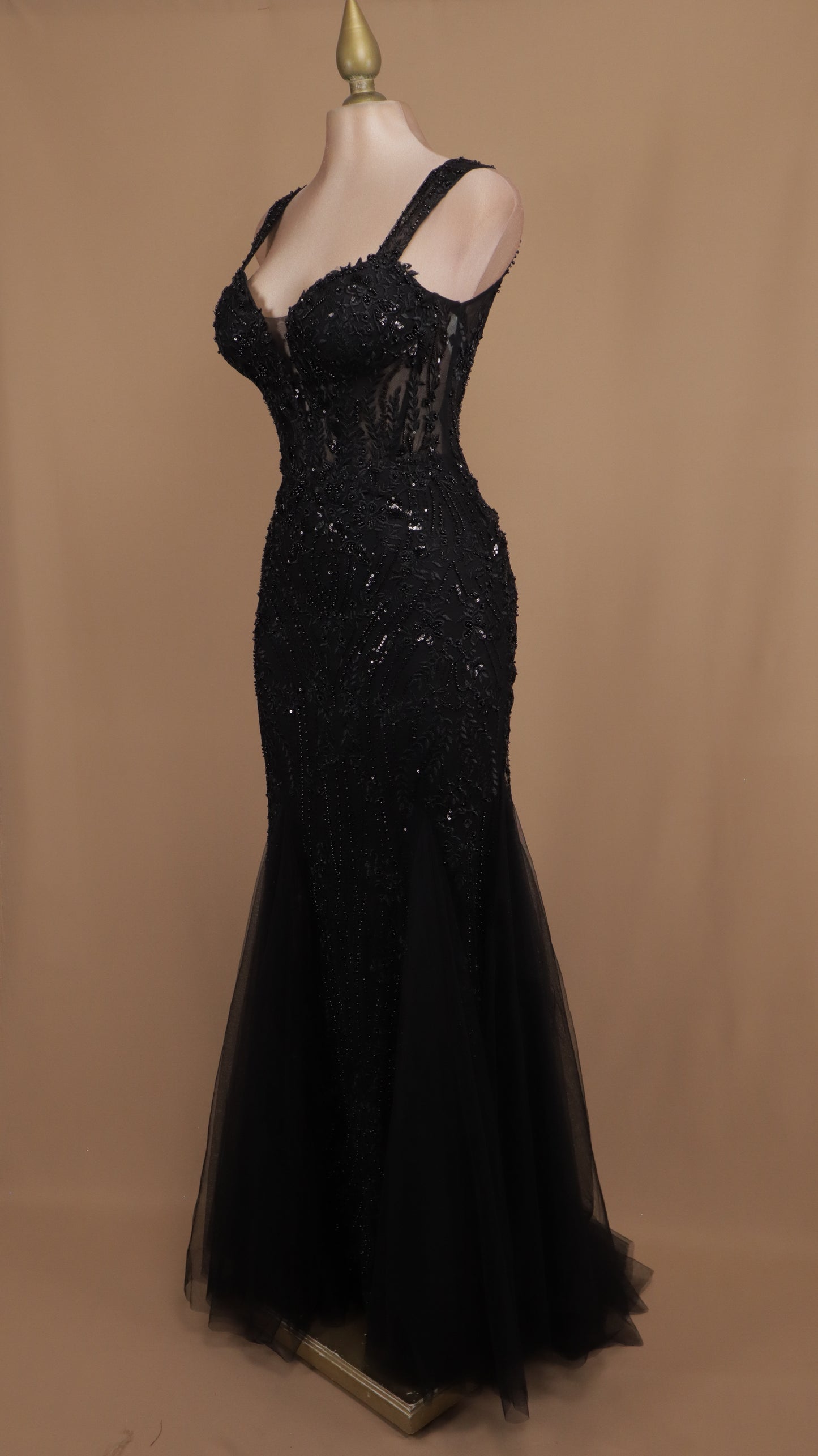 Vestido largo con tirantes y aplicación