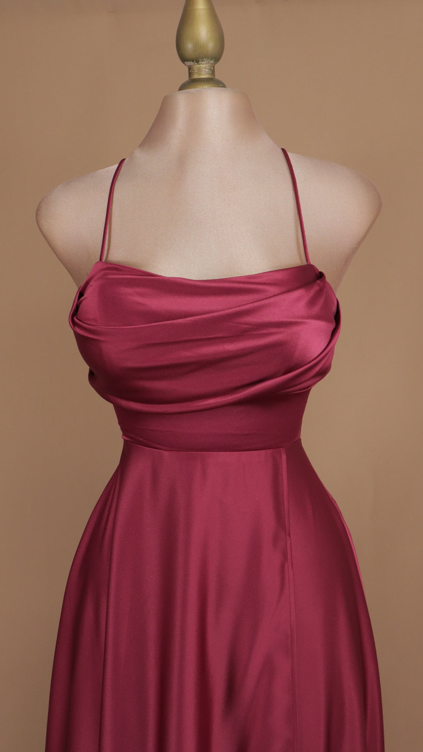 Vestido largo línea A con escote en la espalda