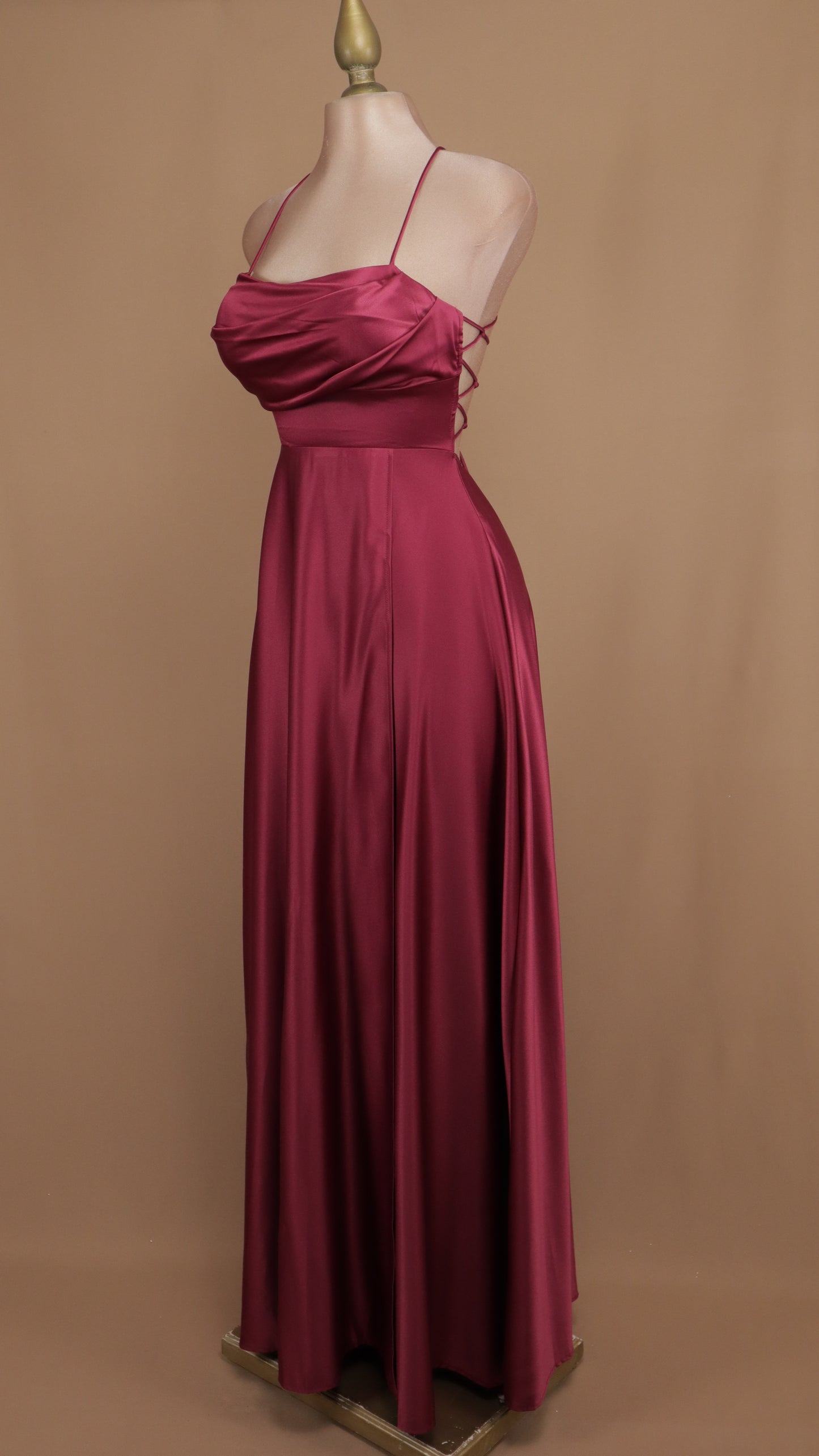 Vestido largo línea A con escote en la espalda