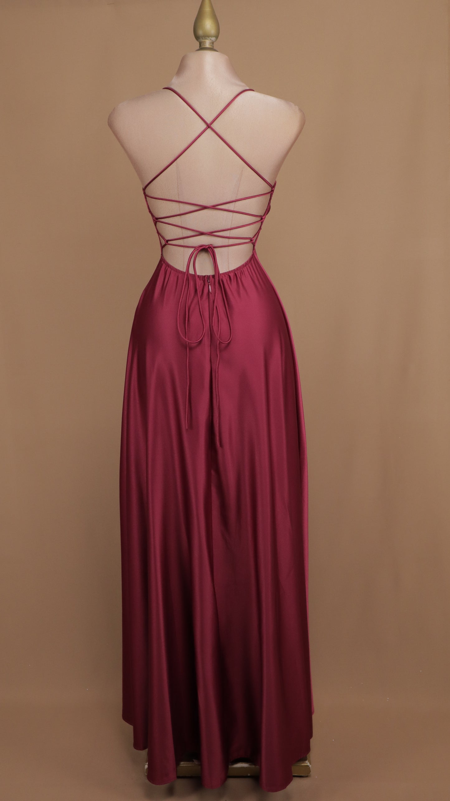 Vestido largo línea A con escote en la espalda