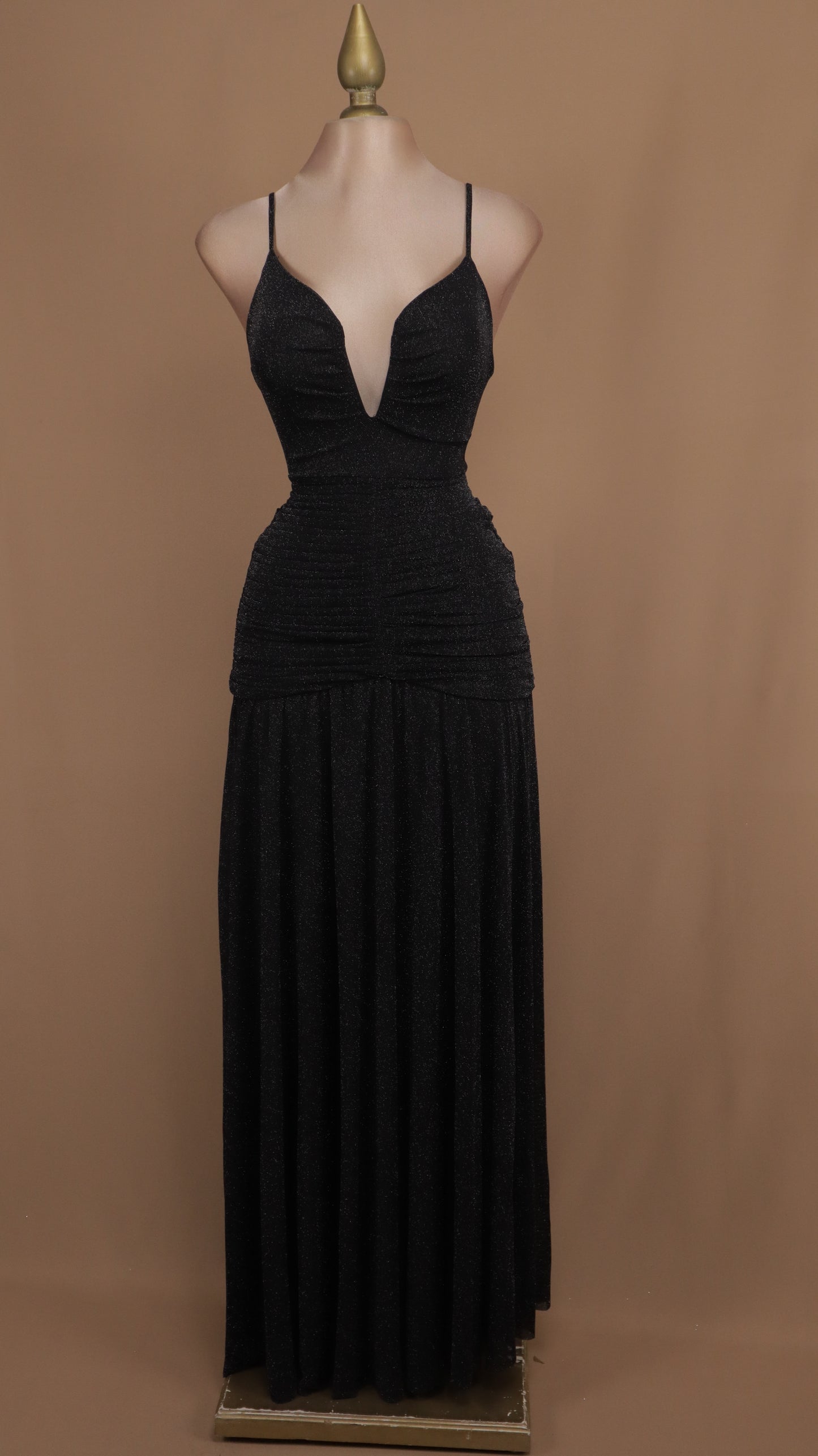 Vestido largo con escote en la espalda y tirante con destello