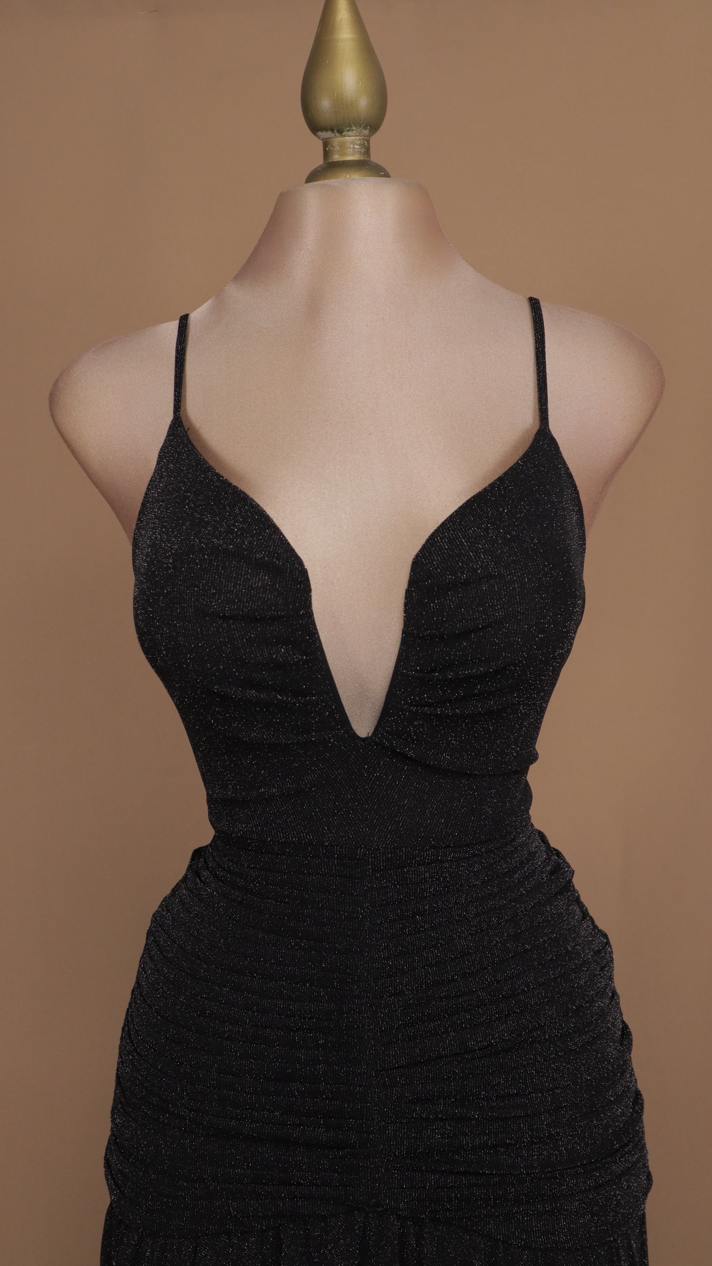 Vestido largo con escote en la espalda y tirante con destello