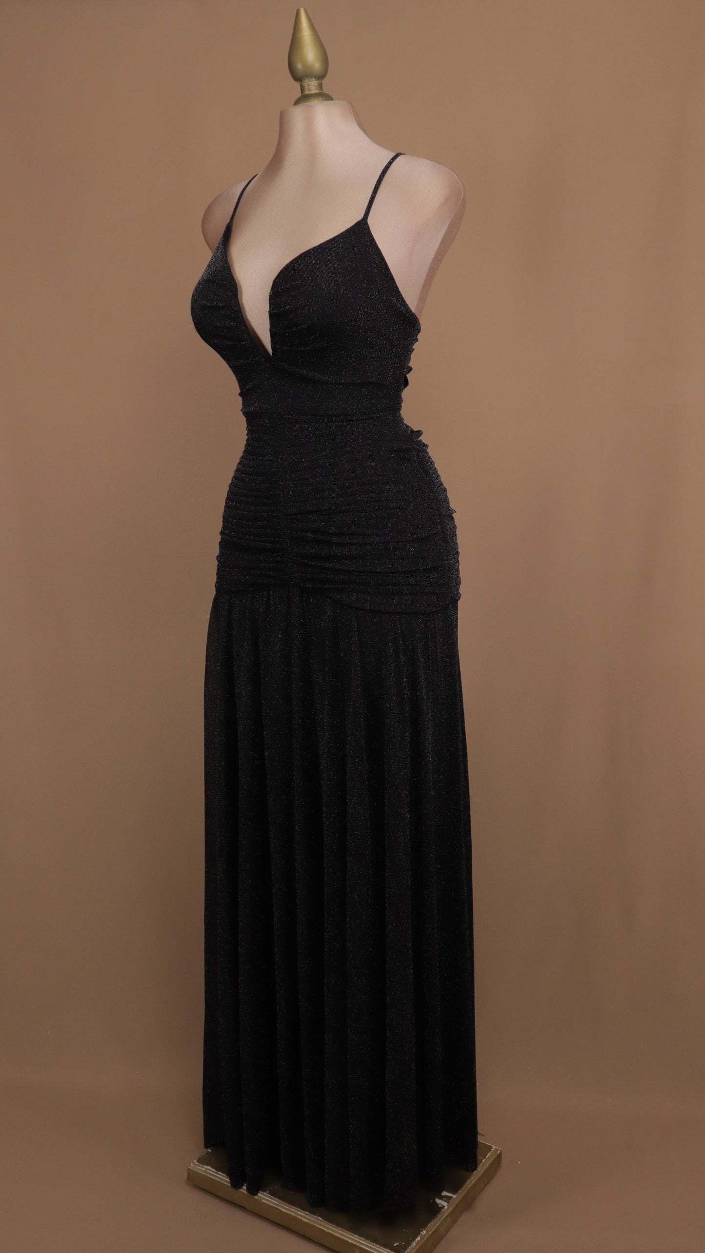 Vestido largo con escote en la espalda y tirante con destello