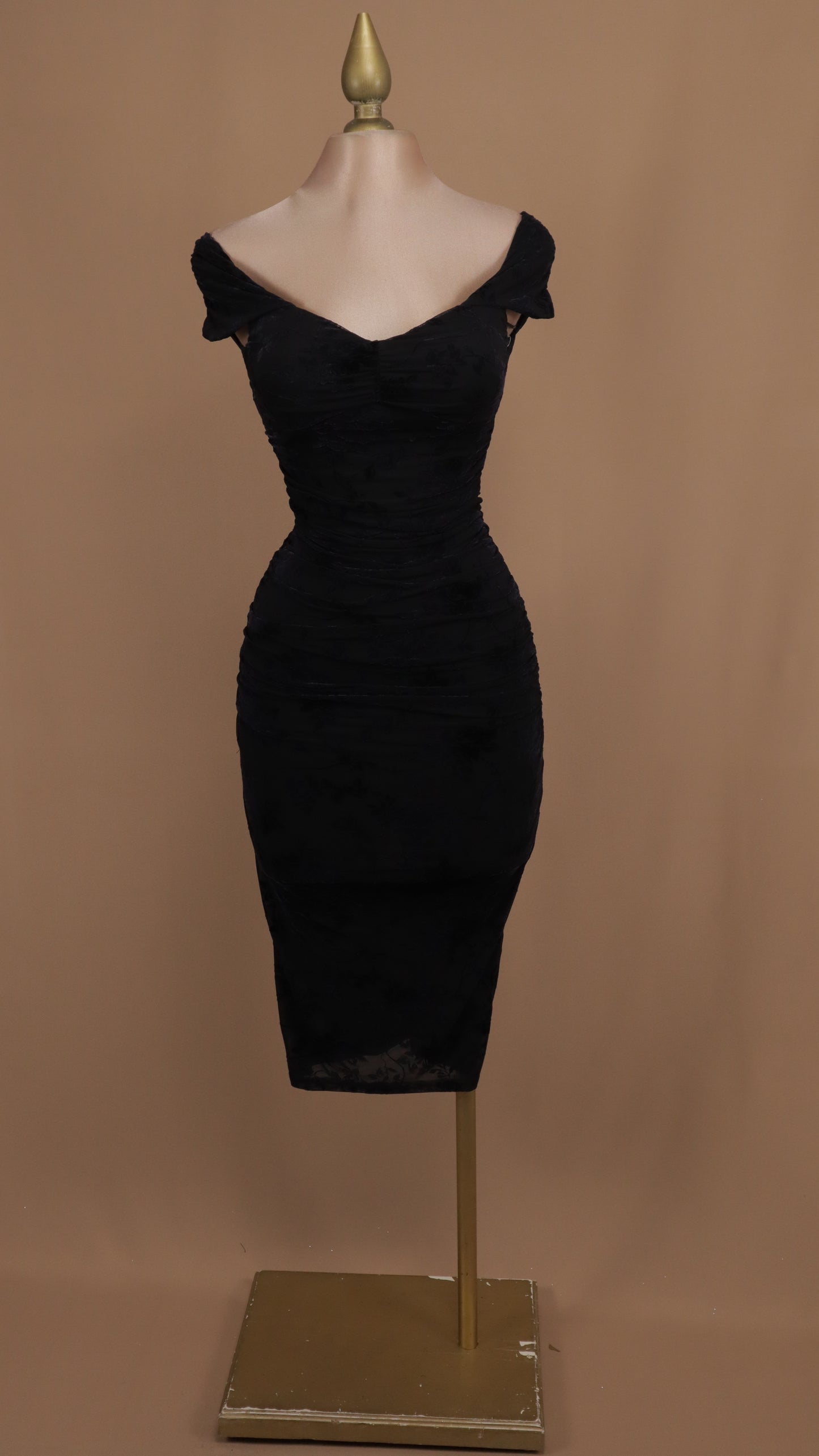 Vestido midi al hombro de terciopelo