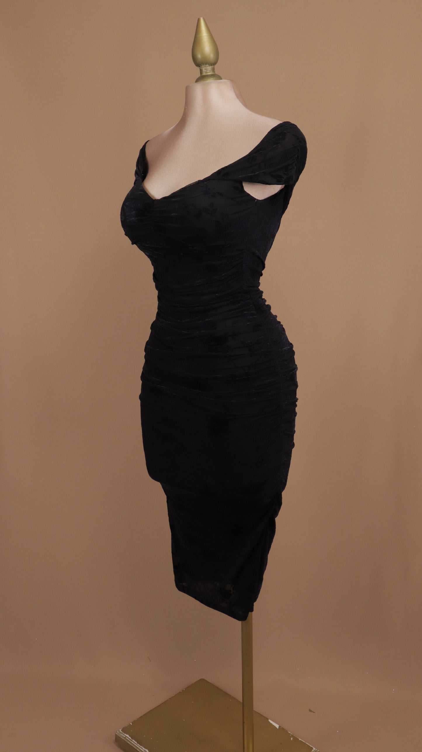 Vestido midi al hombro de terciopelo