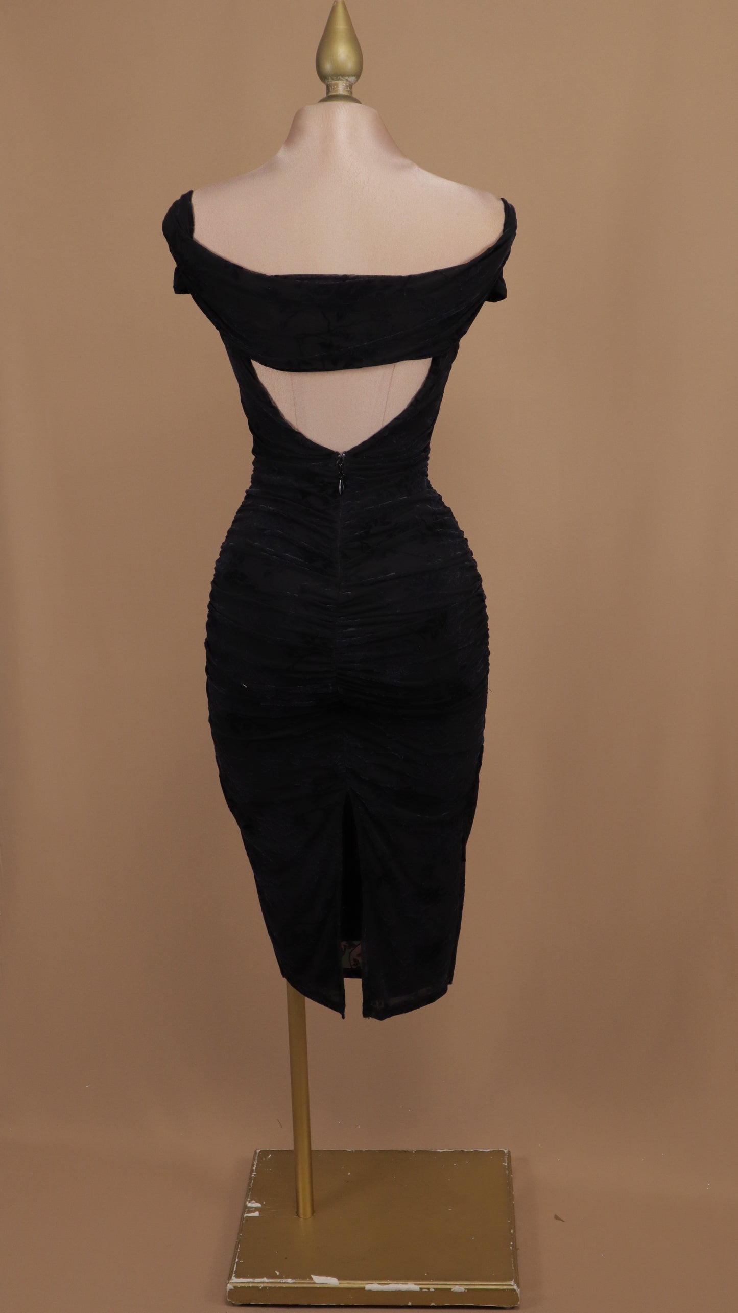 Vestido midi al hombro de terciopelo