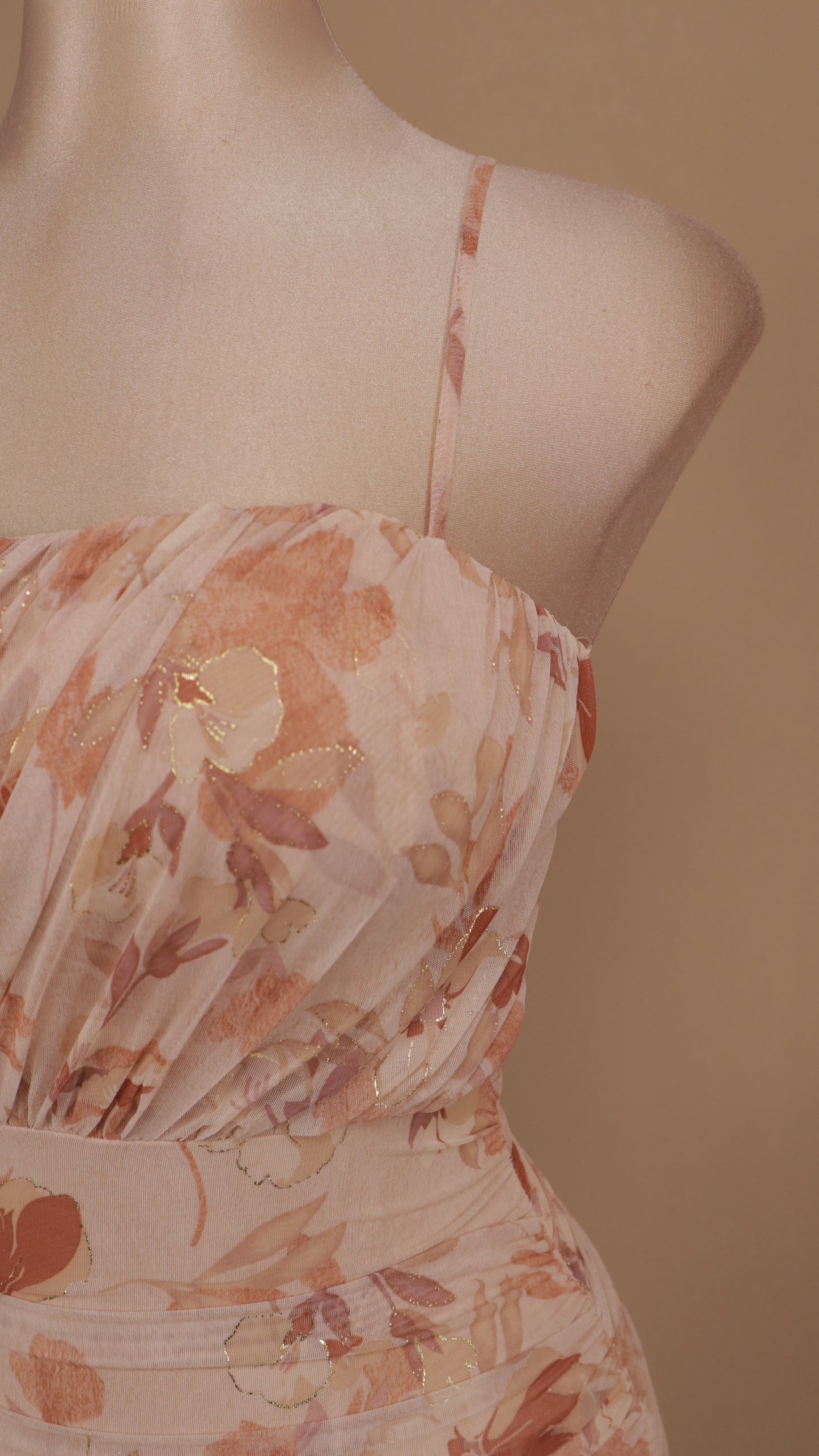 Vestido midi estampado escote de tirante