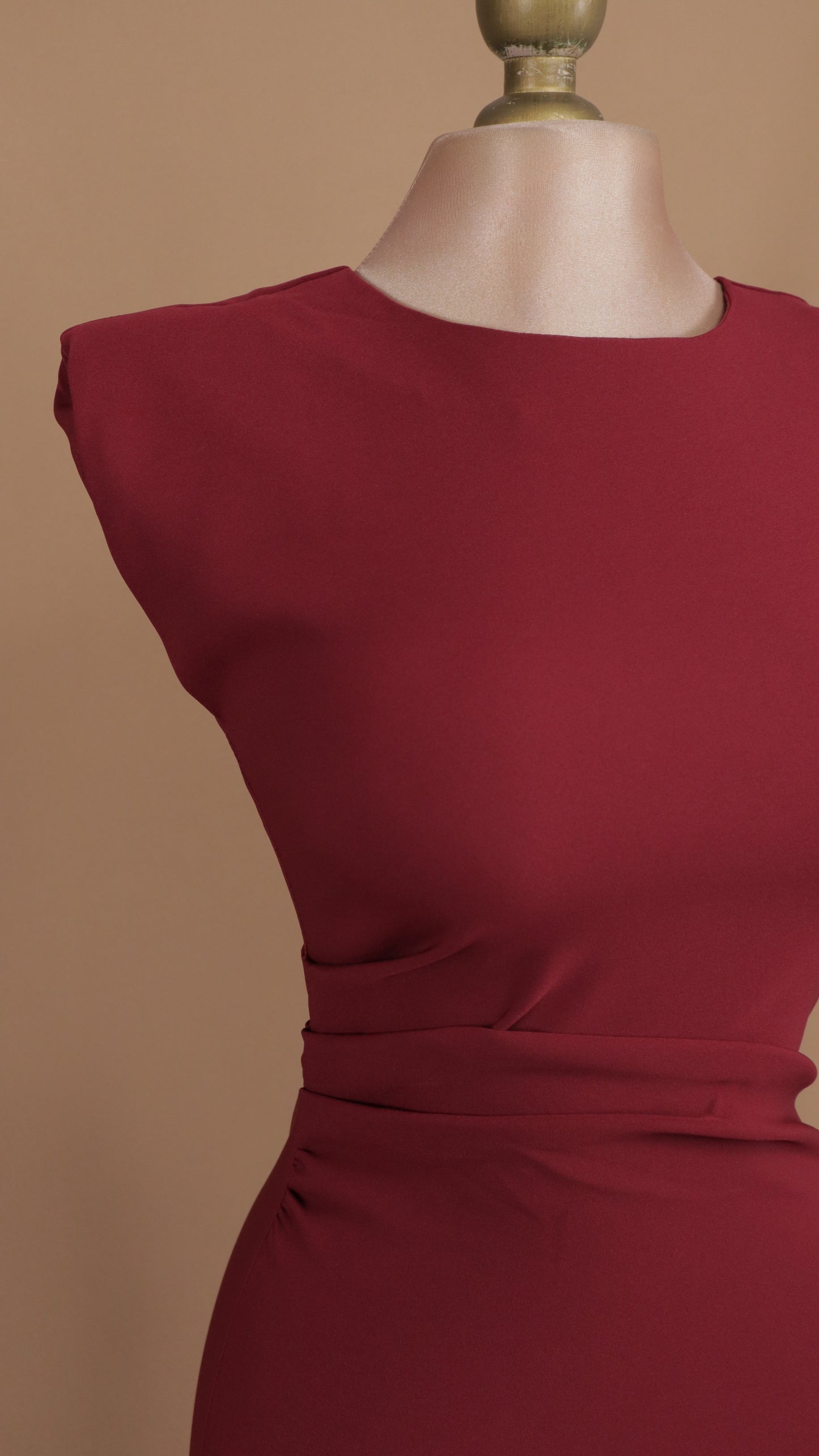 Vestido corto con manga resacada