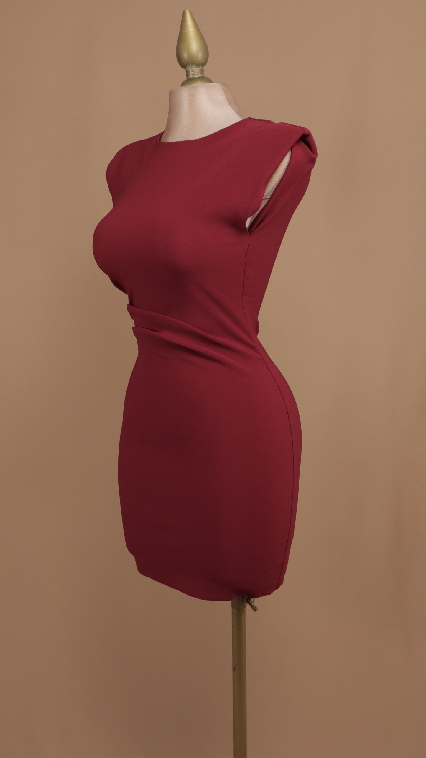 Vestido corto con manga resacada