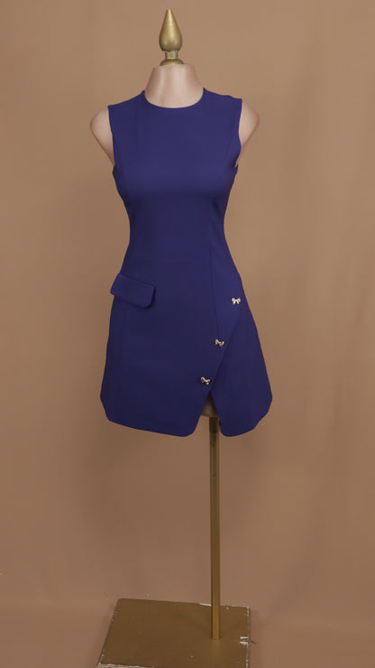 Vestido corto resacado con abertura