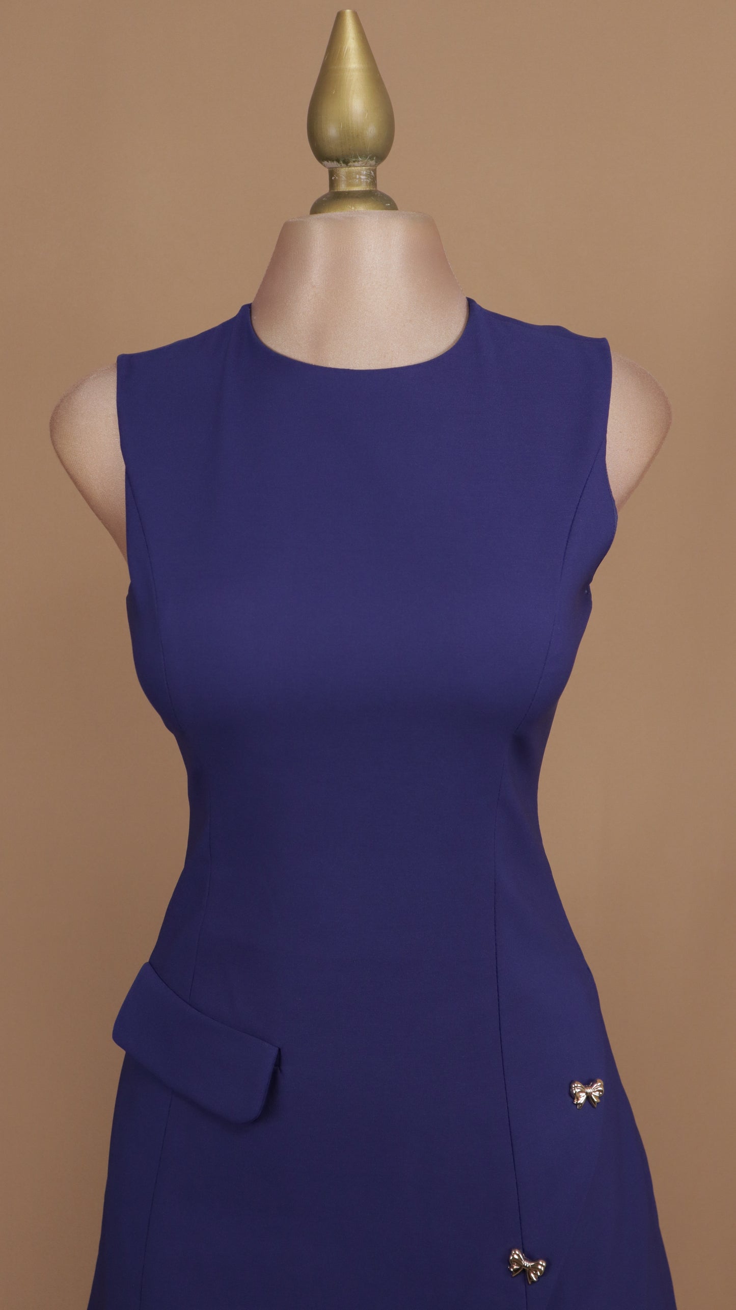 Vestido corto resacado con abertura