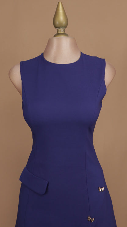 Vestido corto resacado con abertura