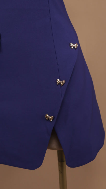 Vestido corto resacado con abertura