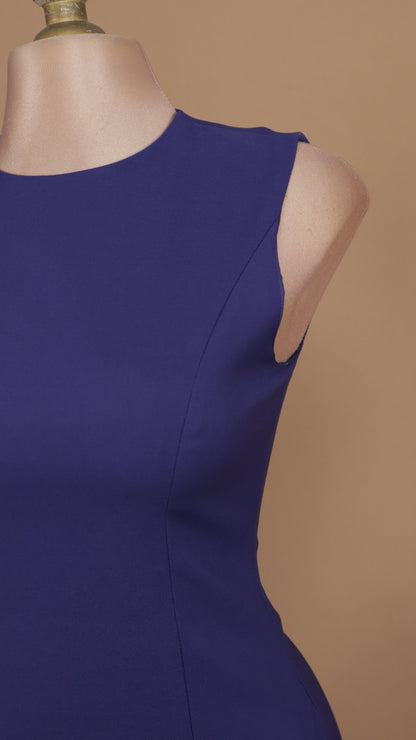 Vestido corto resacado con abertura