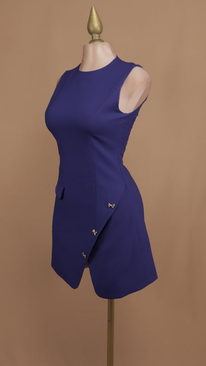 Vestido corto resacado con abertura