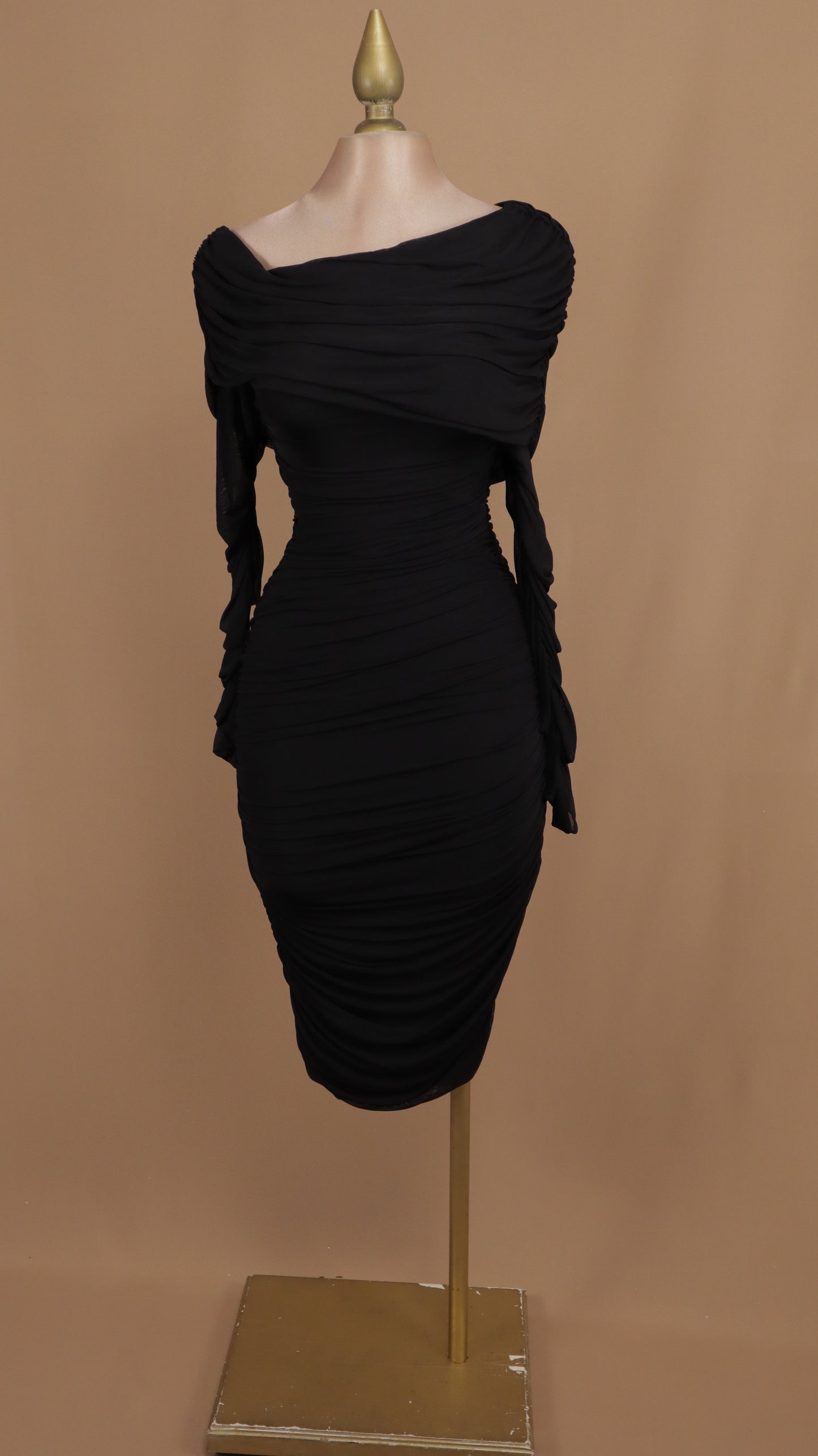 Vestido midi al hombro pegadito con manga larga