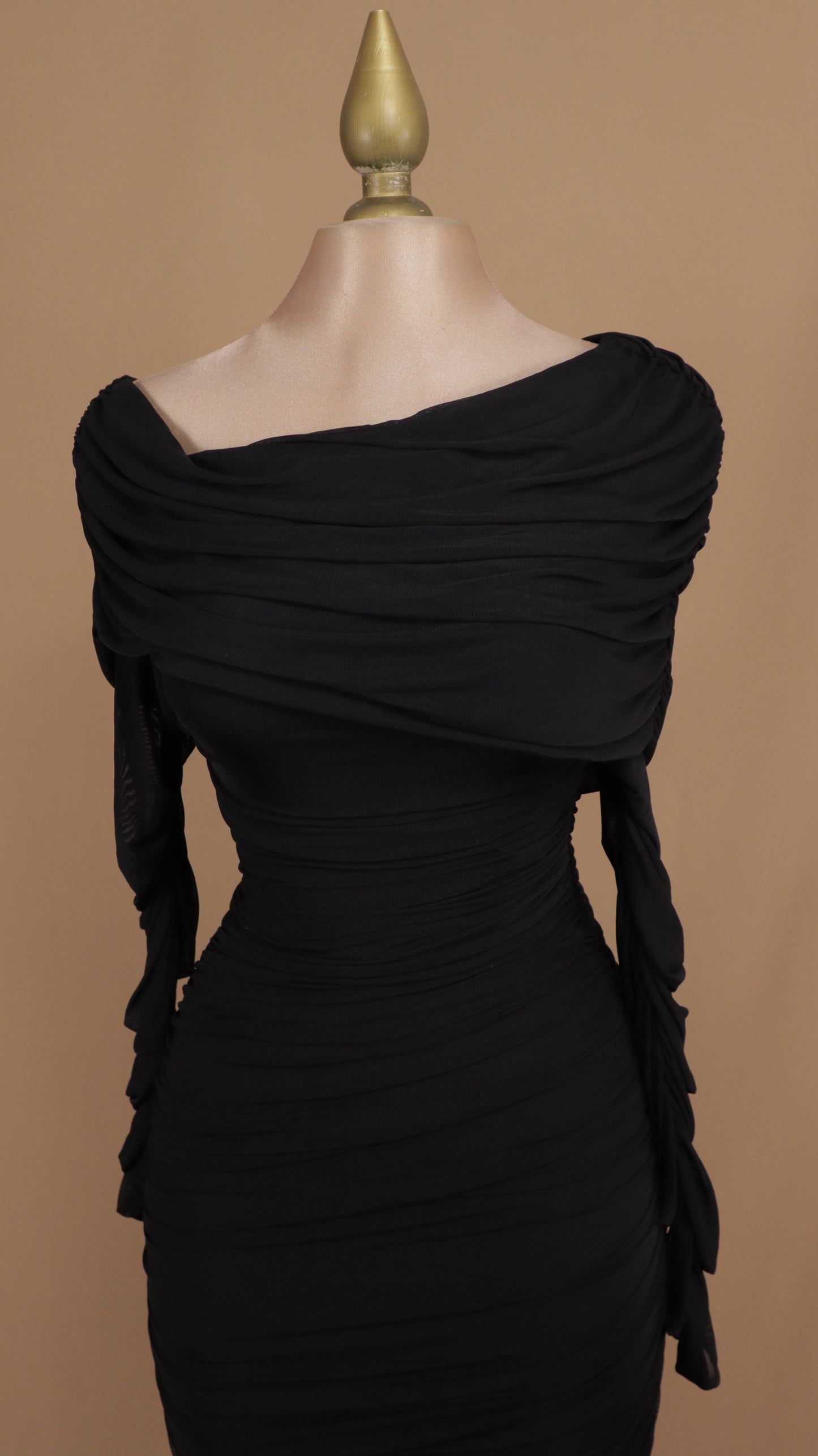 Vestido midi al hombro pegadito con manga larga