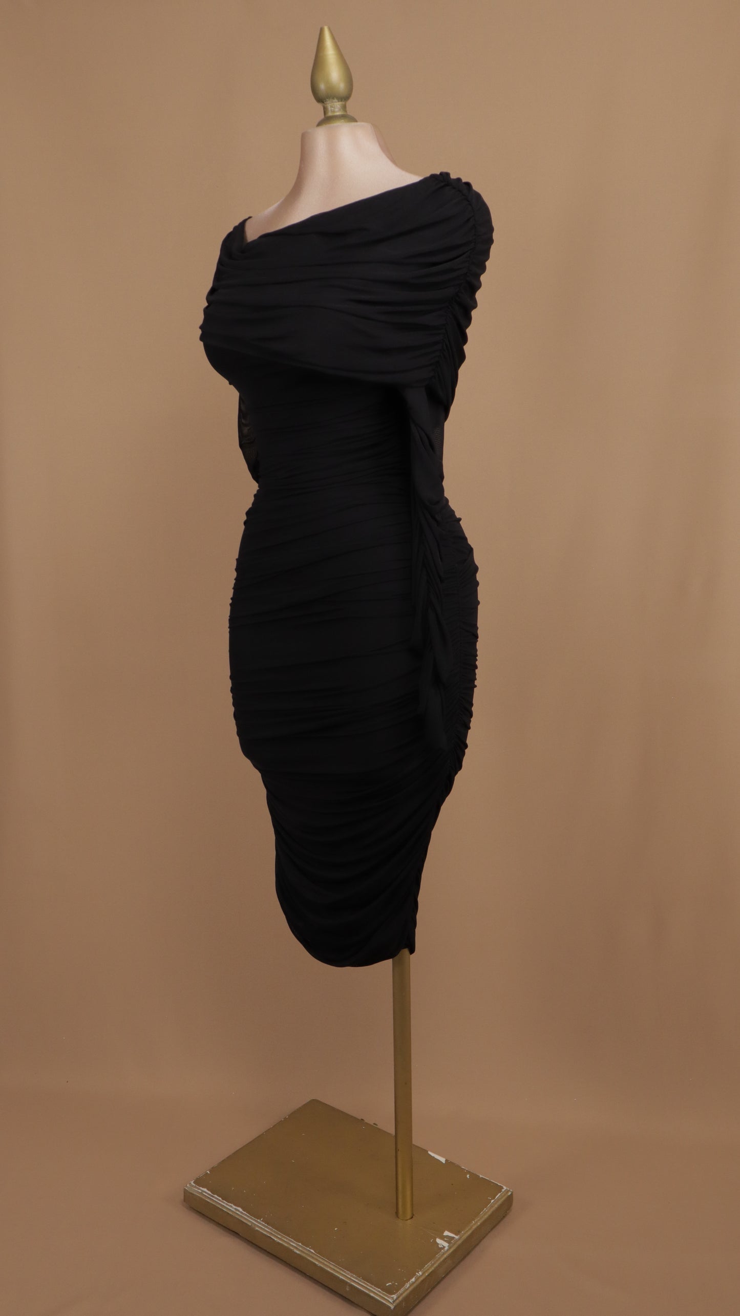 Vestido midi al hombro pegadito con manga larga