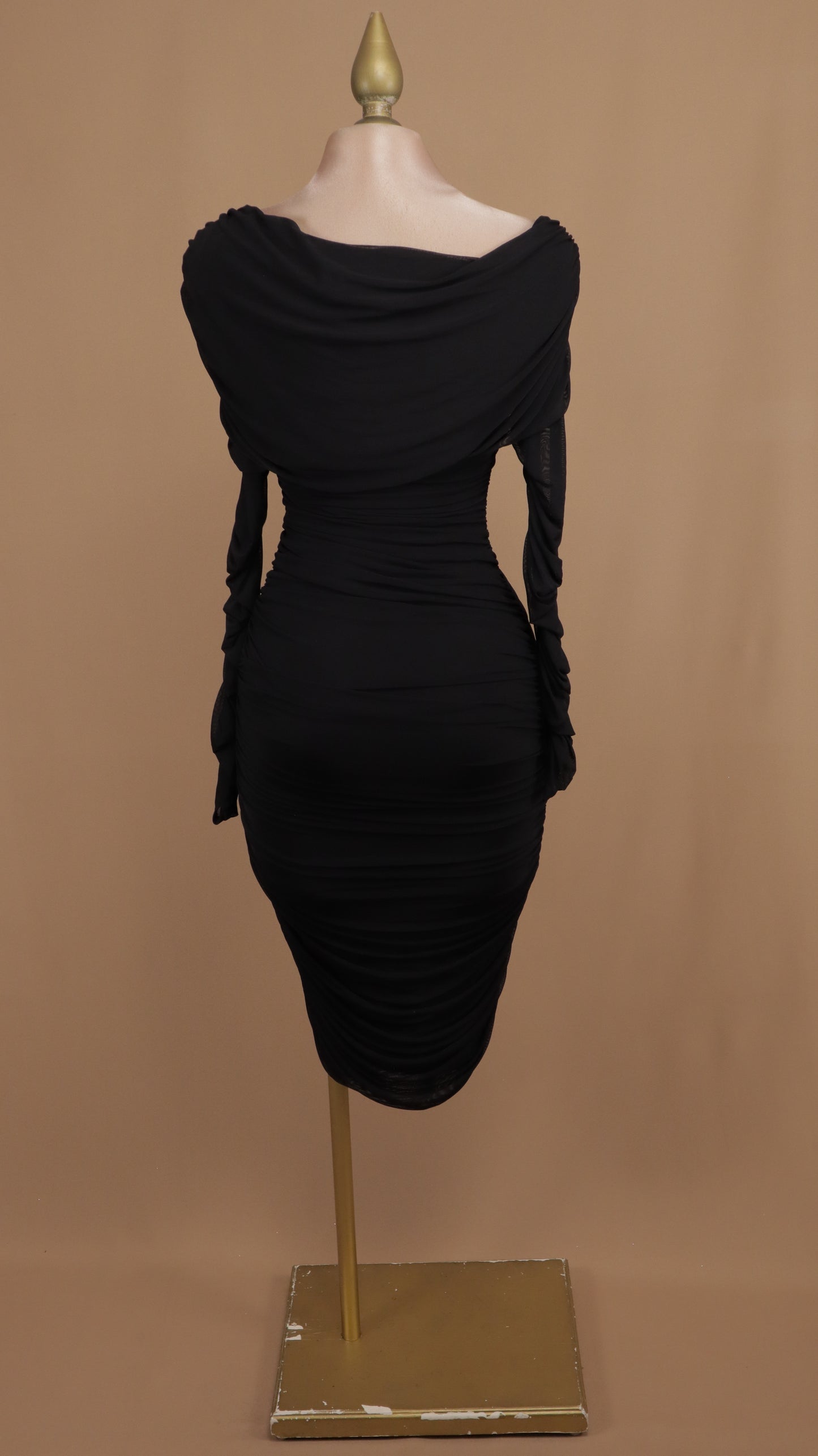 Vestido midi al hombro pegadito con manga larga