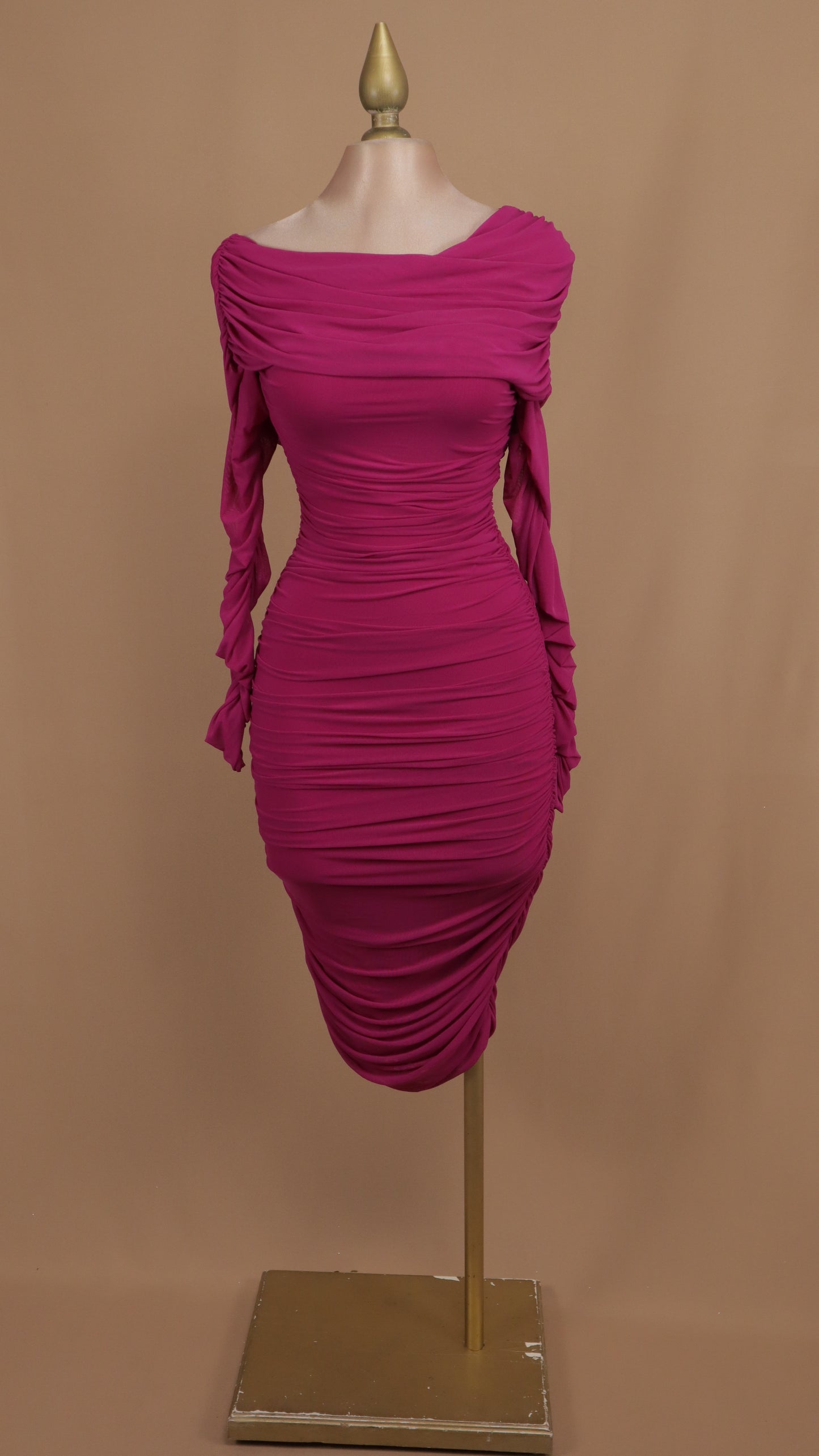 Vestido midi al hombro pegadito con manga larga