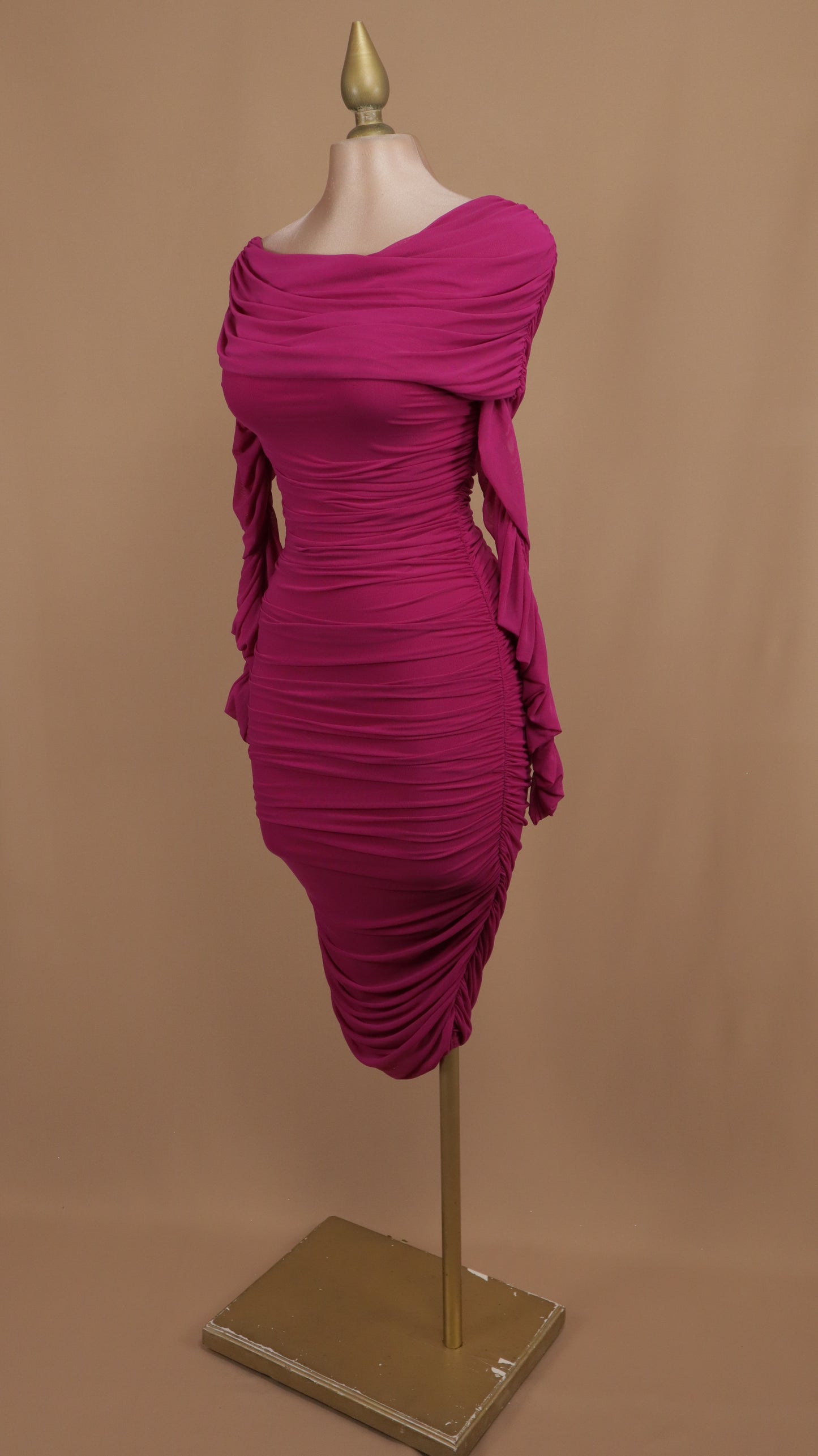 Vestido midi al hombro pegadito con manga larga