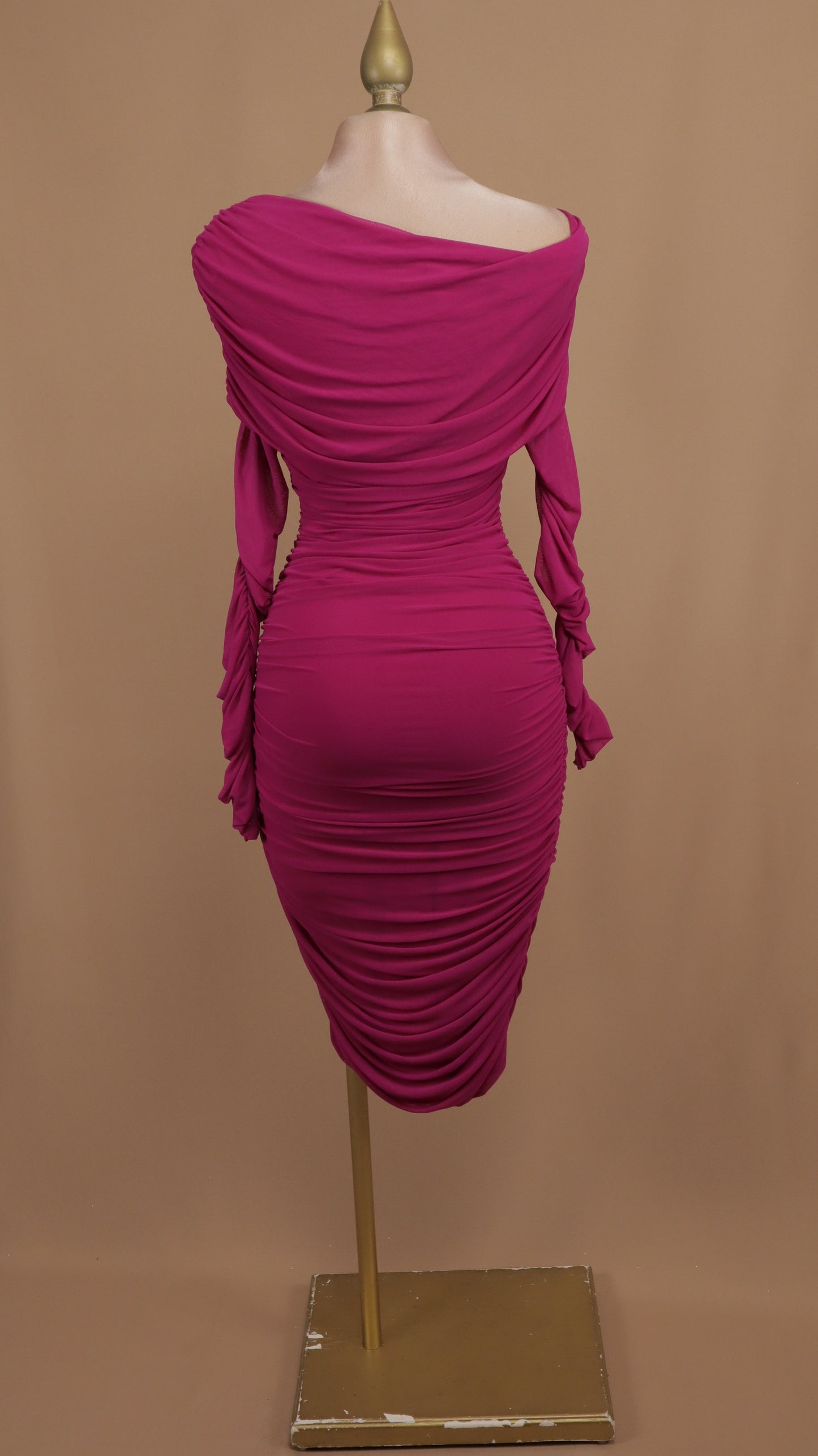 Vestido midi al hombro pegadito con manga larga