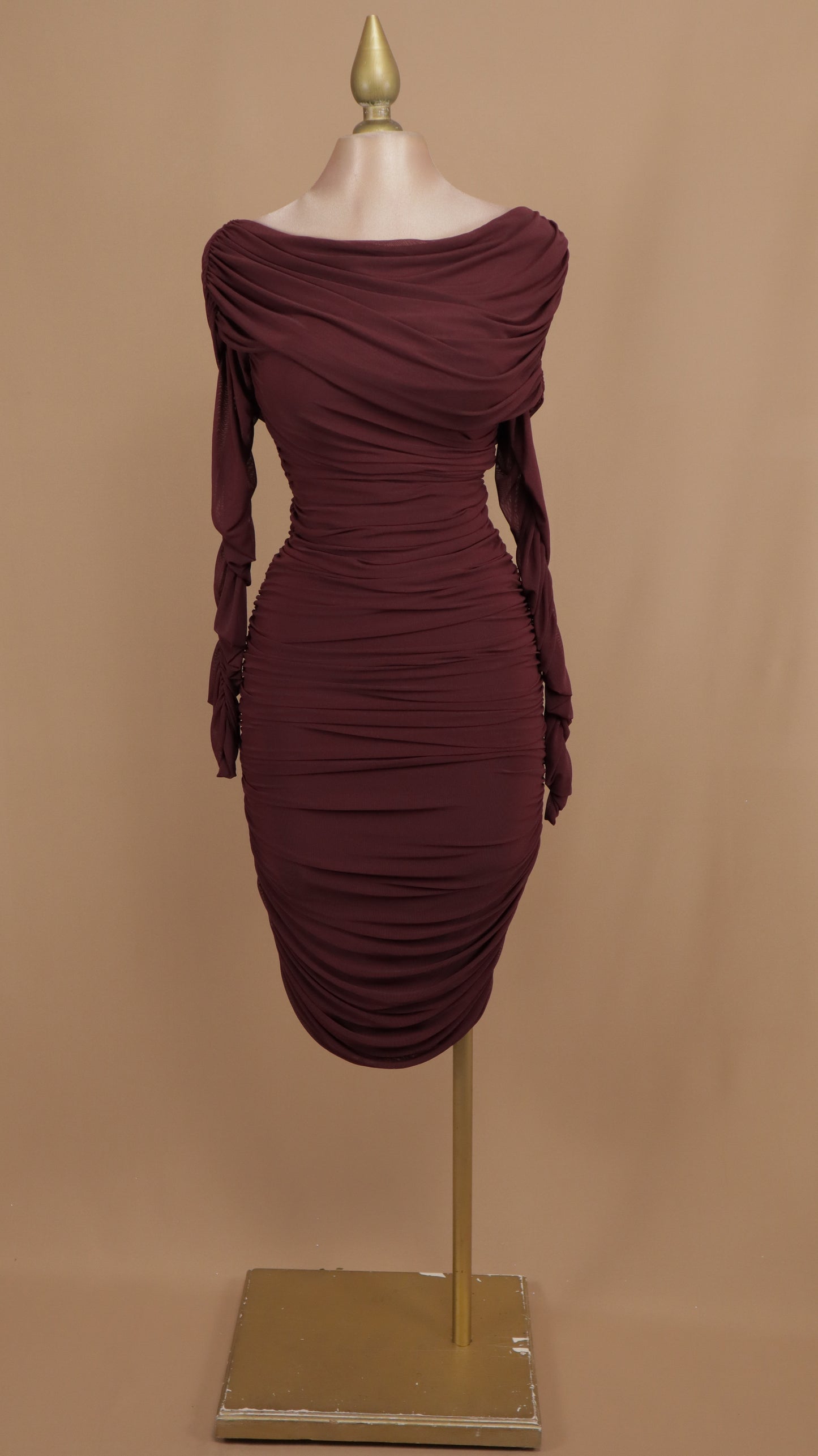 Vestido midi al hombro pegadito con manga larga