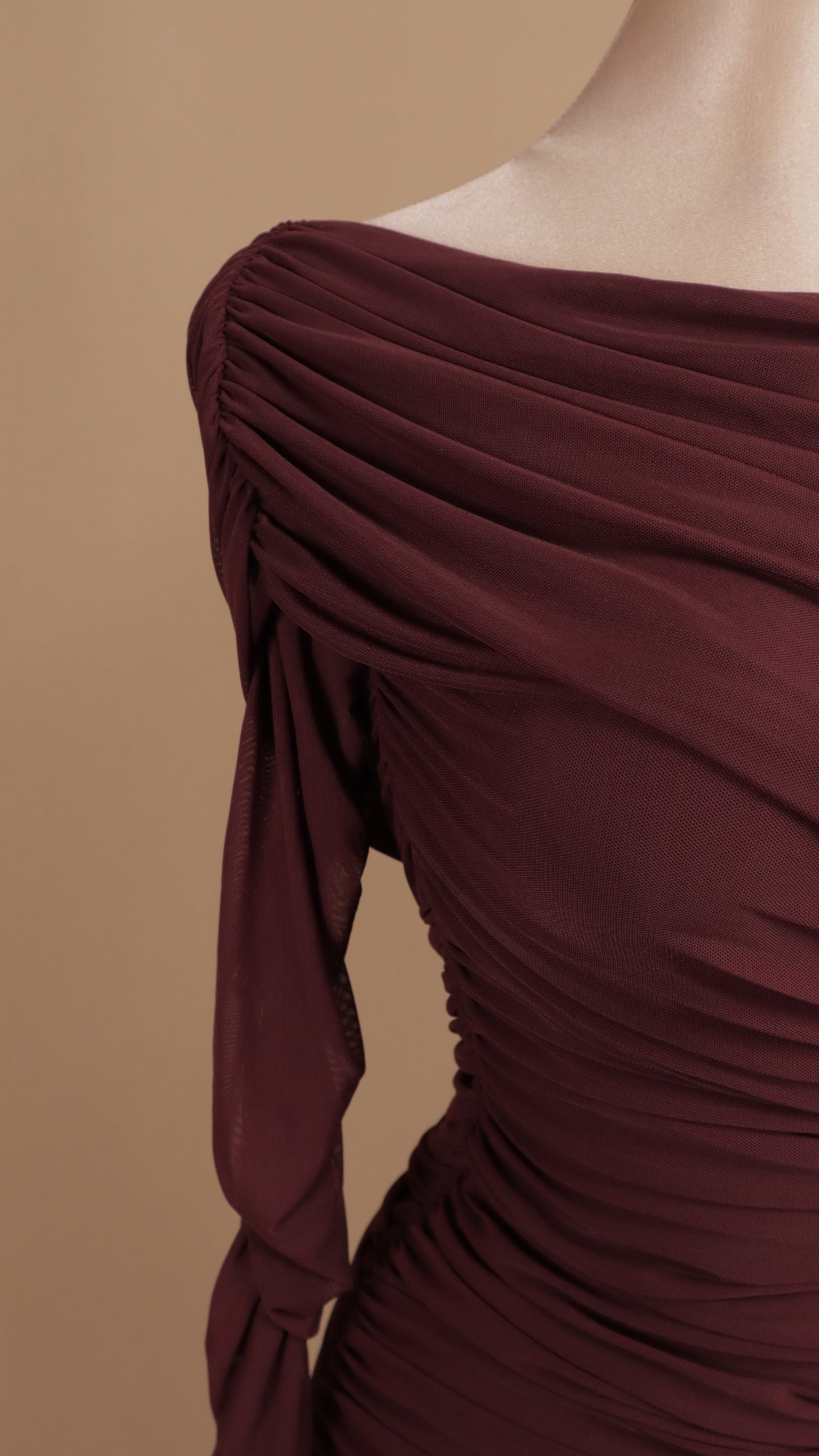 Vestido midi al hombro pegadito con manga larga