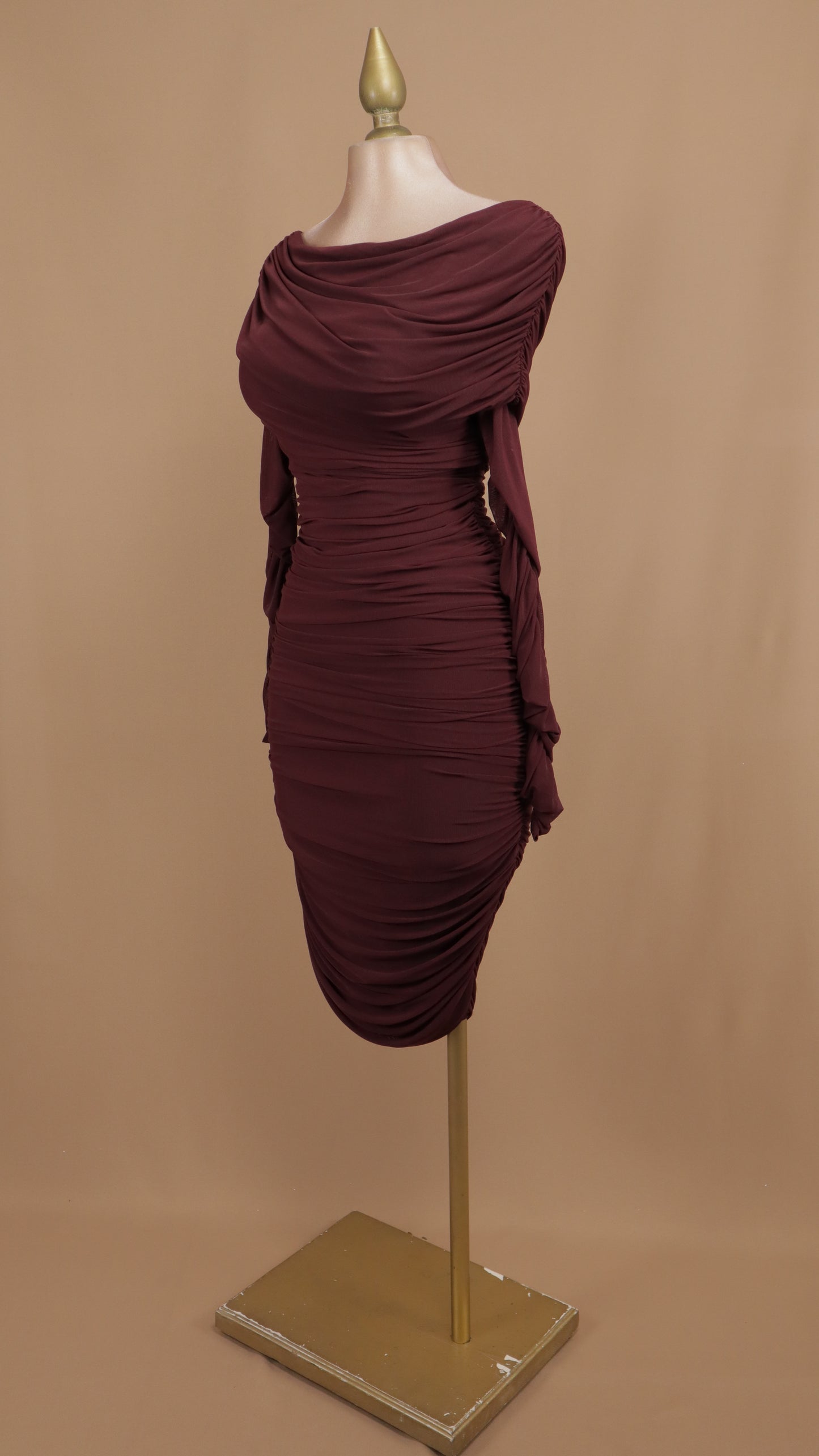 Vestido midi al hombro pegadito con manga larga