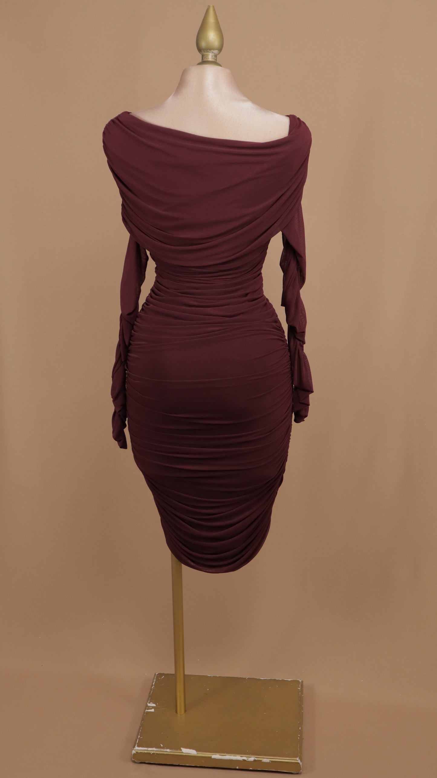 Vestido midi al hombro pegadito con manga larga